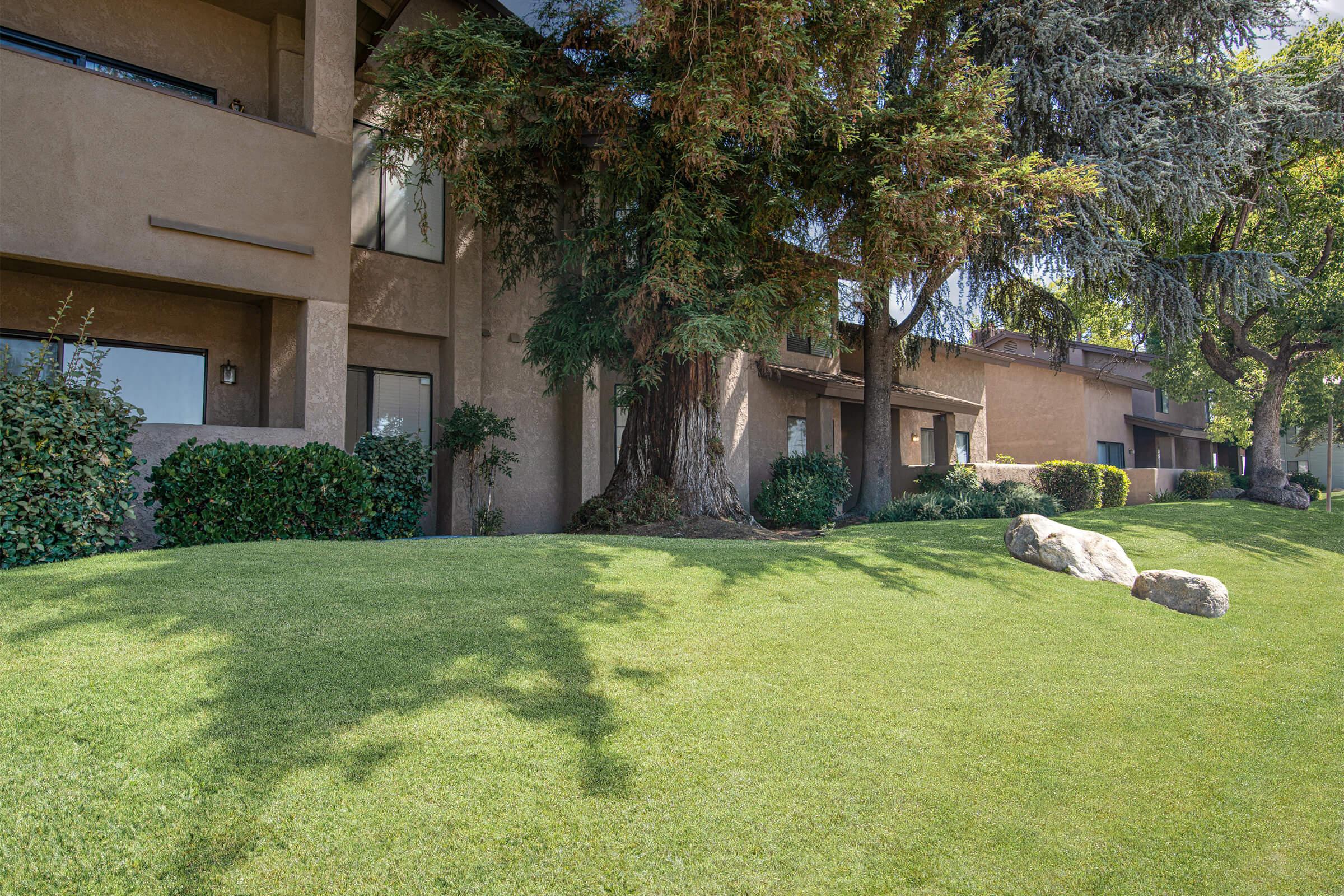 Laurelwood Oaks community building with green grass