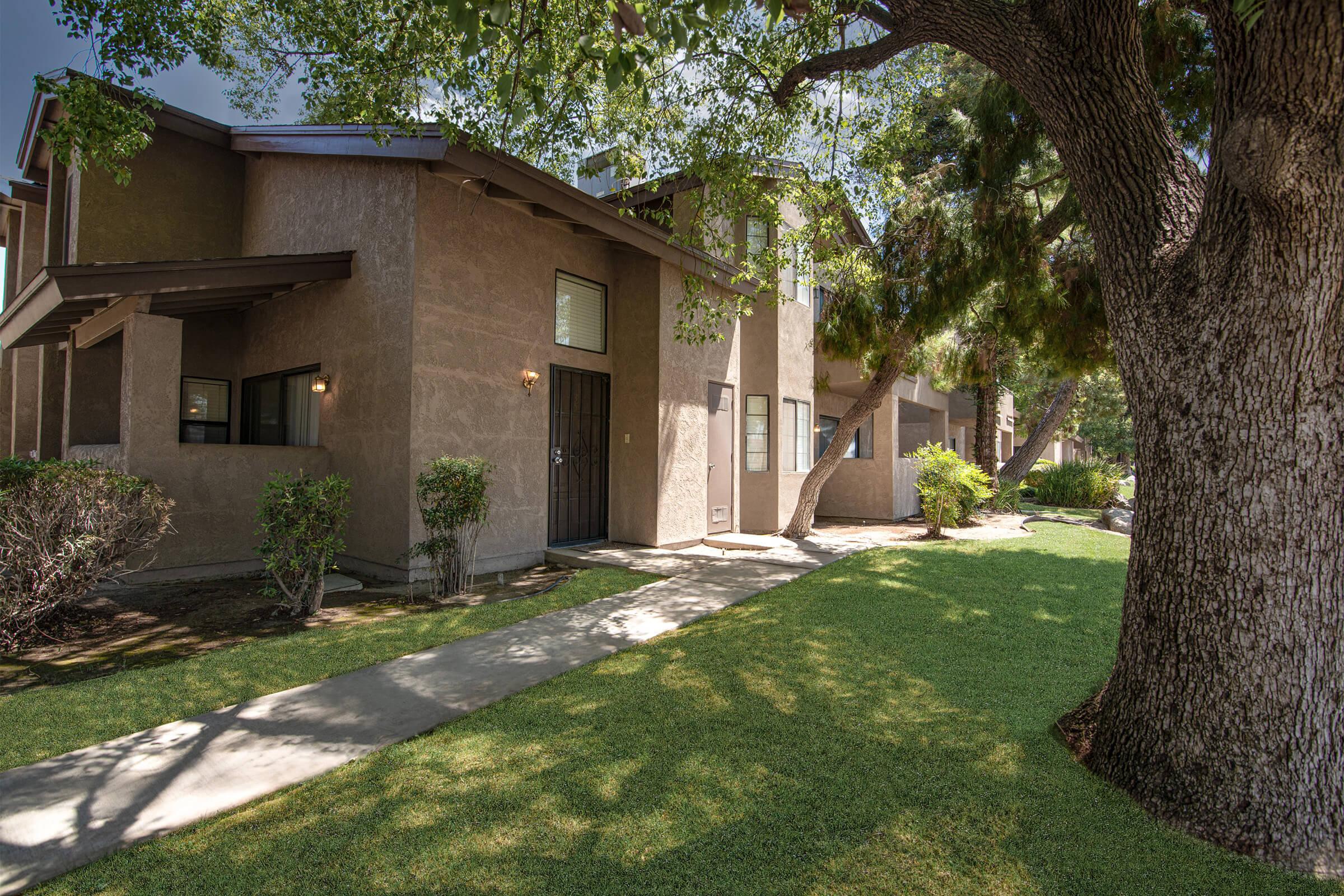 Laurelwood Oaks community building with green plants