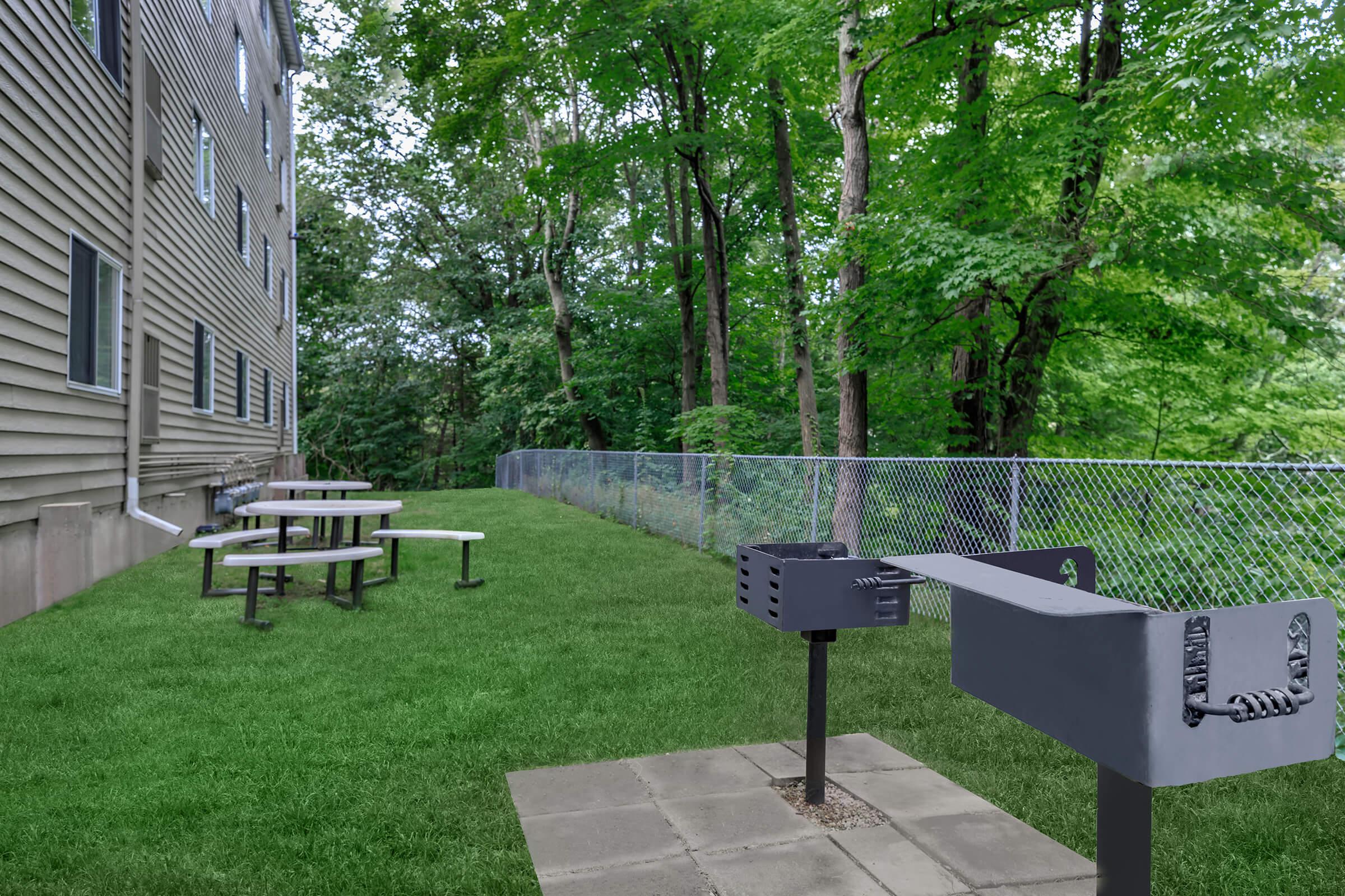 ENJOY THE PICNIC AREA WITH BARBECUE AT LAKEVIEW APARTMENTS