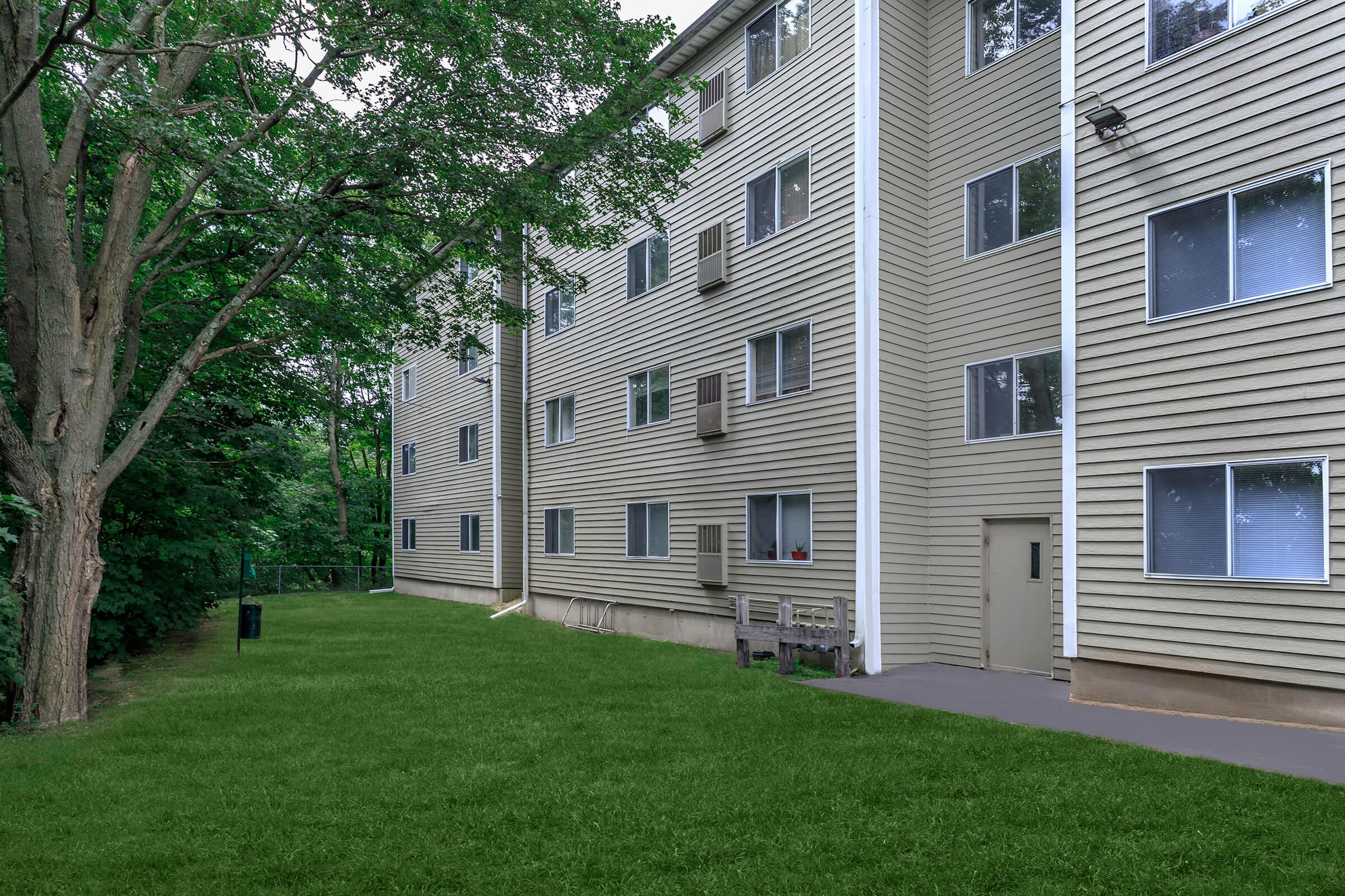 LUSH GREEN LANDSCAPING AT LAKEVIEW APARTMENTS