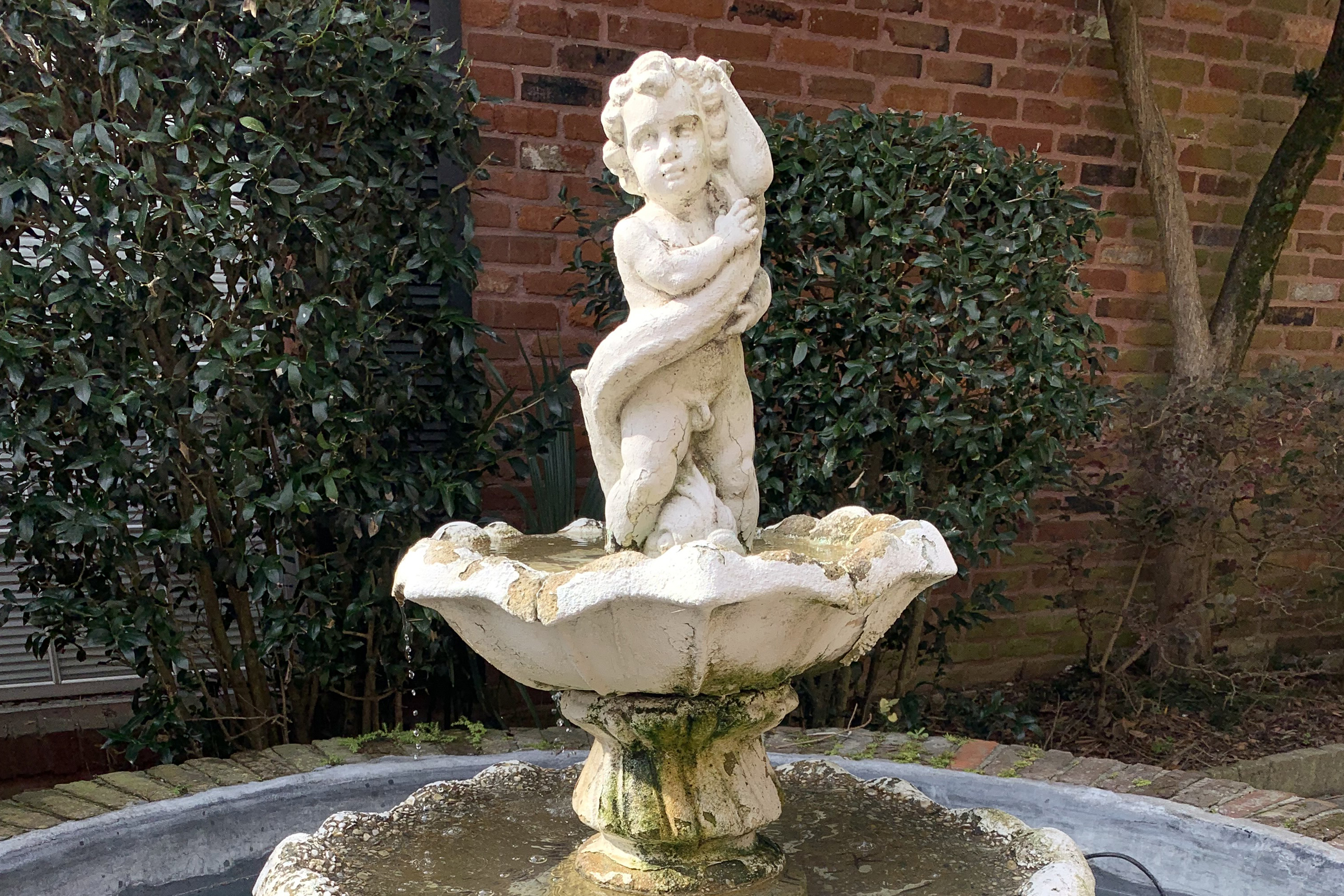 a fountain in front of a statue
