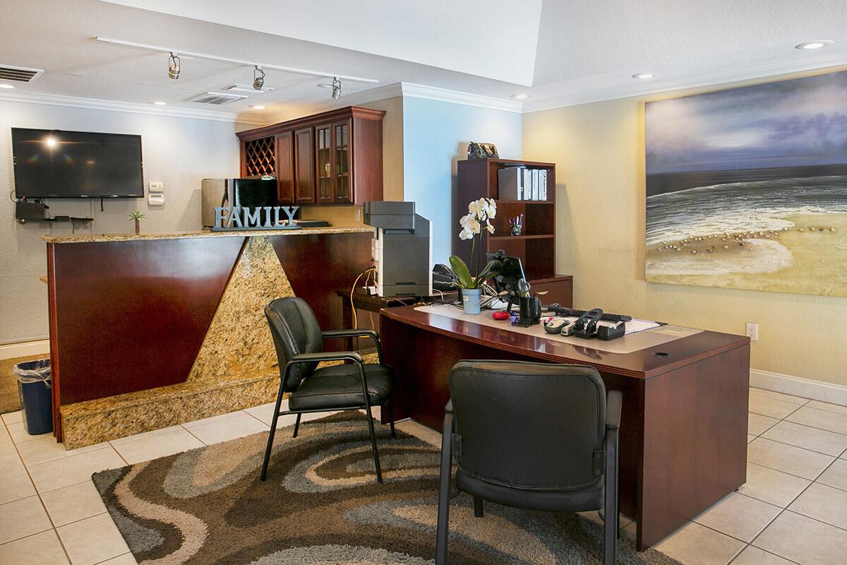 seastone-luxury-apartments-tampa-fl-leasing-office (2).jpg