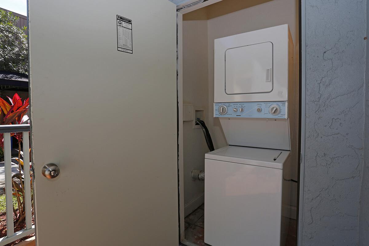 seastone-luxury-apartments-tampa-fl-laundry-room (1).jpg