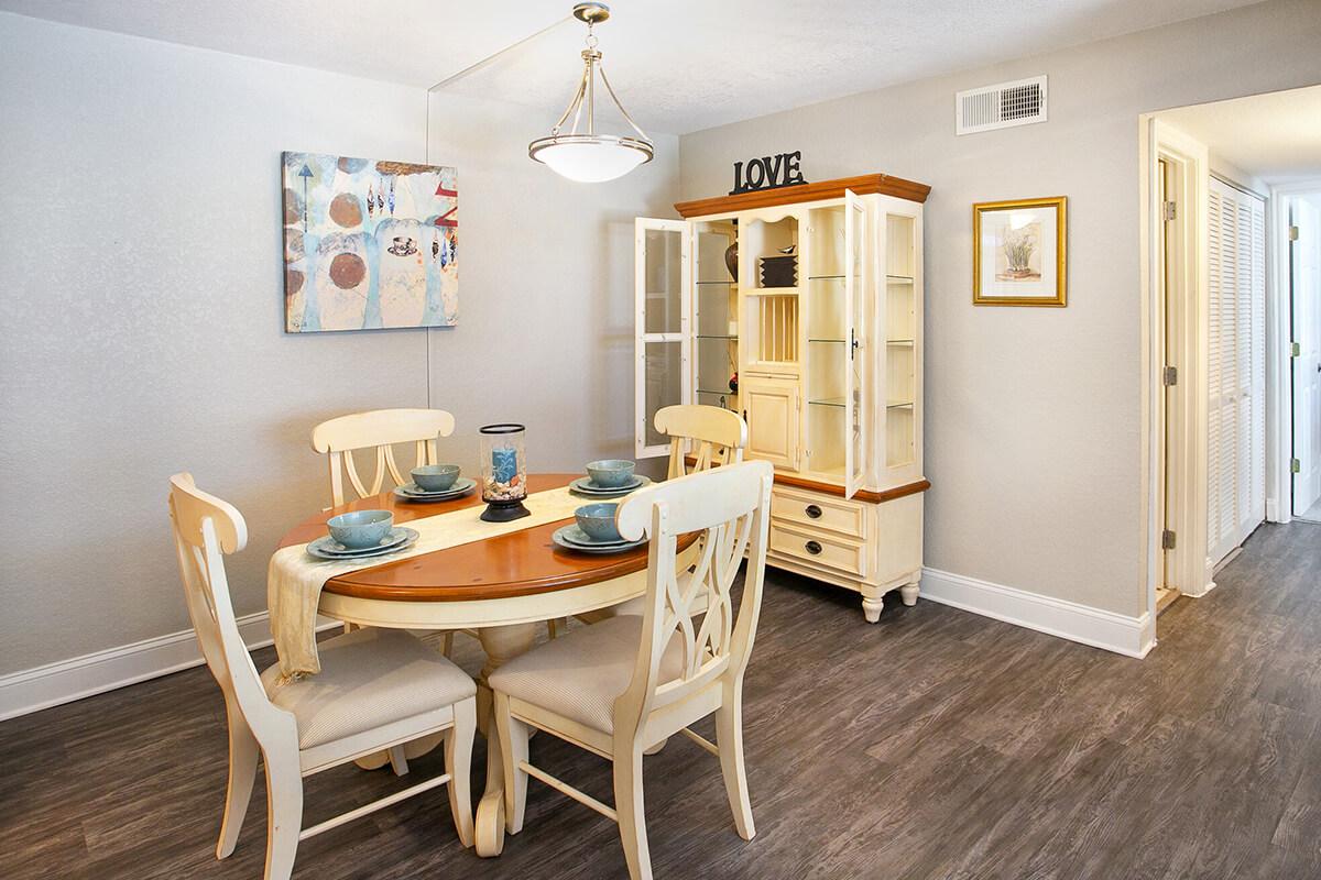 seastone-luxury-apartments-tampa-fl-the-amante---2bd2ba---1100-sqft---dining (2).jpg