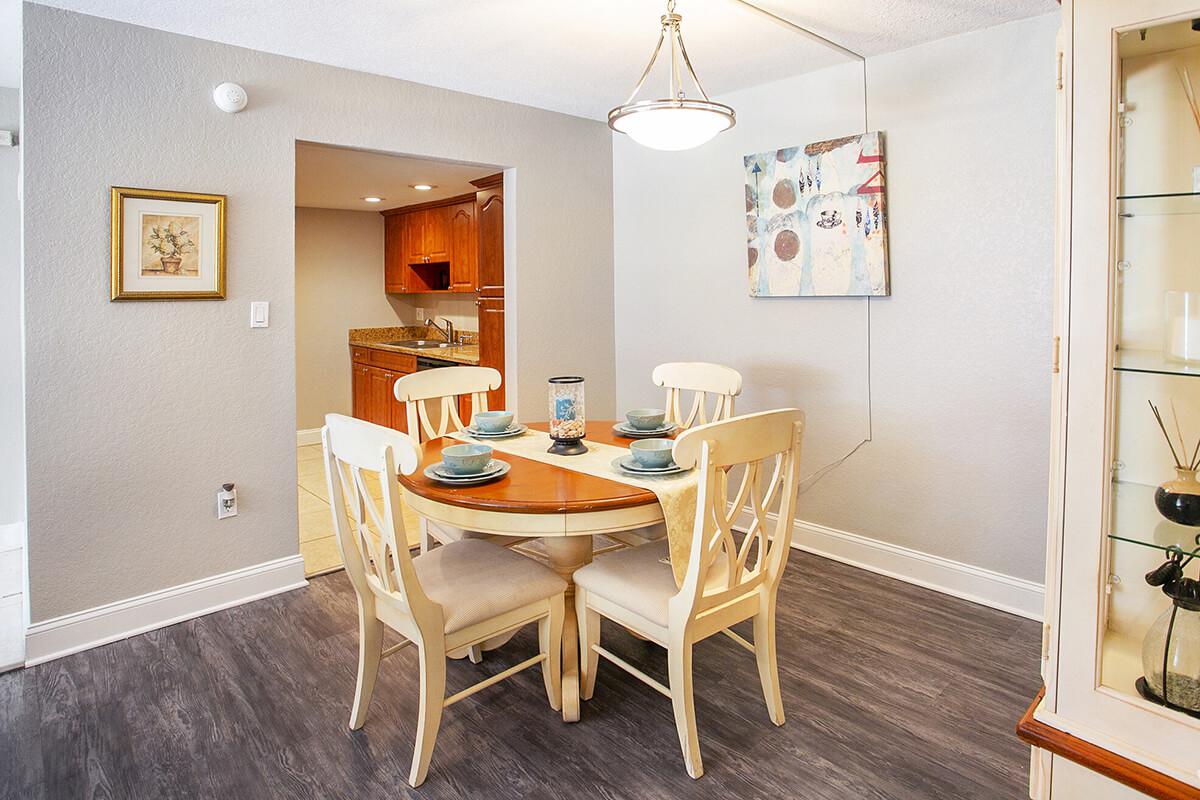 seastone-luxury-apartments-tampa-fl-the-amante---2bd2ba---1100-sqft---dining (3).jpg