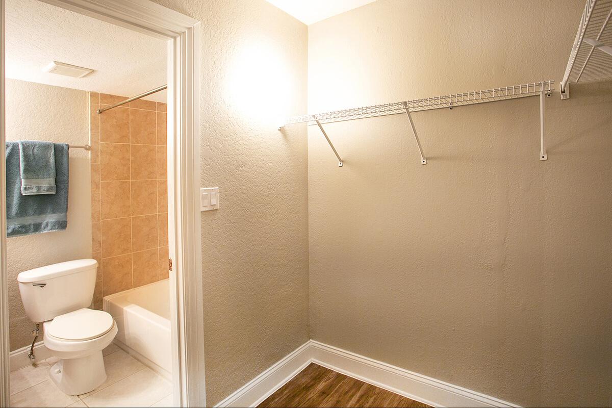 seastone-luxury-apartments-tampa-fl-the-amante---2bd2ba---1100-sqft---master (7).jpg