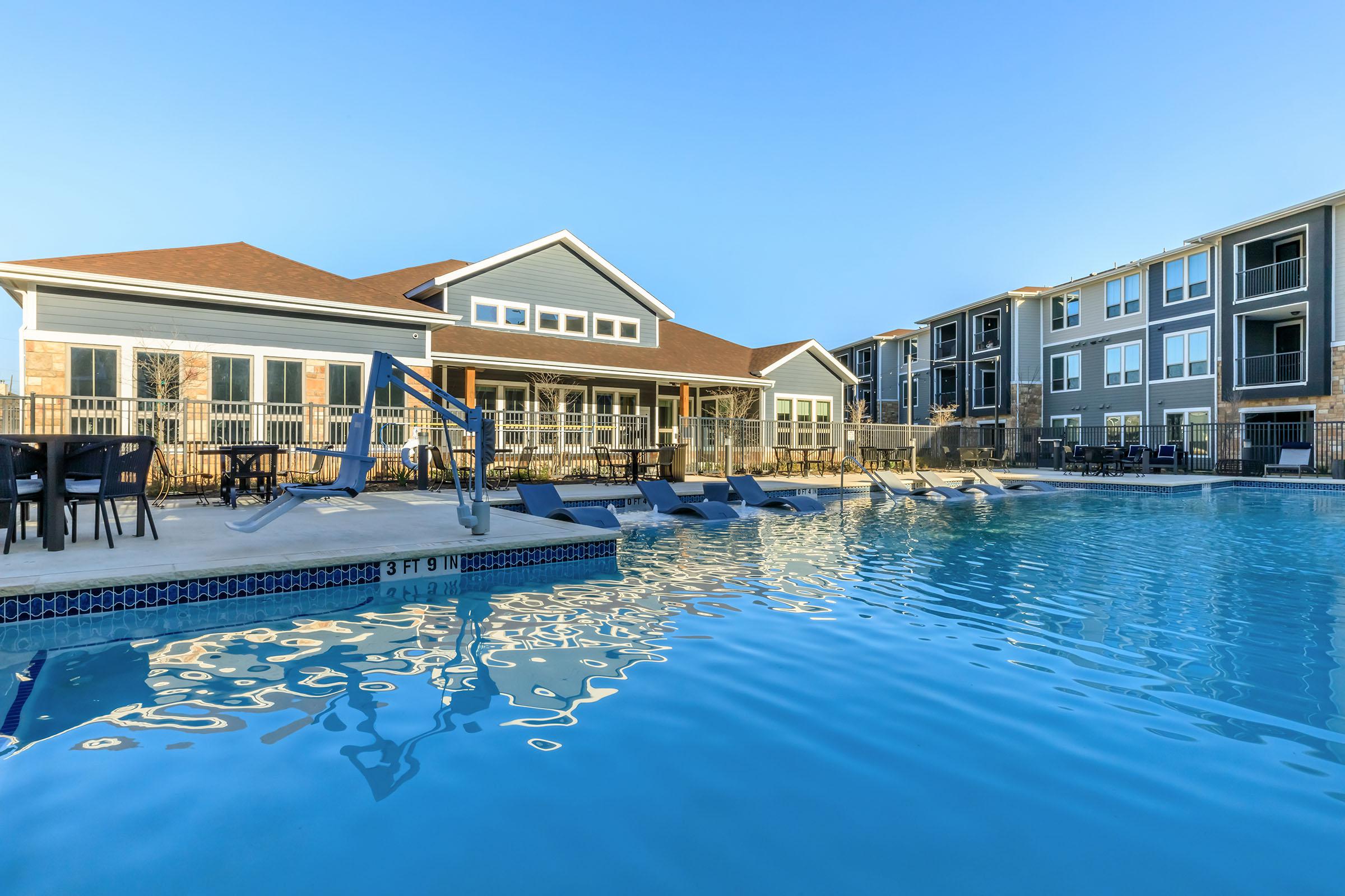 LUXURIOUS SWIMMING POOL