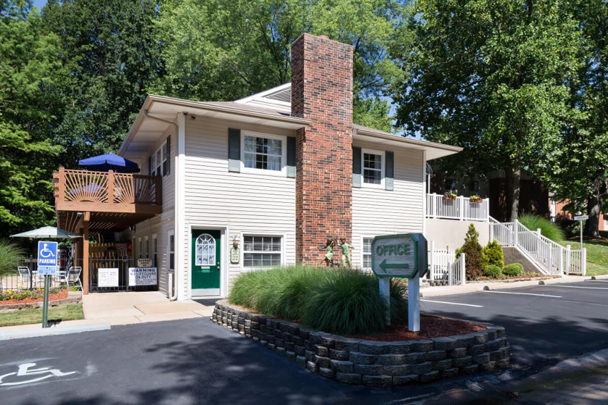 Park Forest Apartments and Townhomes in St. Louis, MO - Exterior 03.jpg