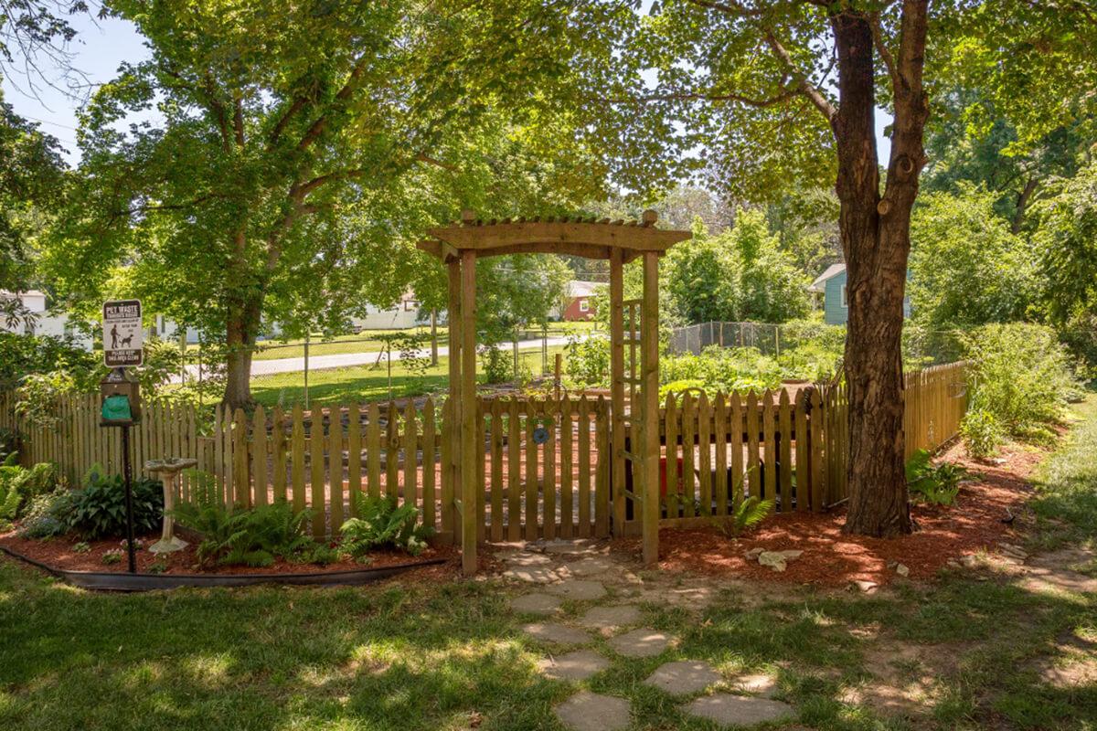 Park Forest Apartments and Townhomes in St. Louis, MO - Garden 01.jpg