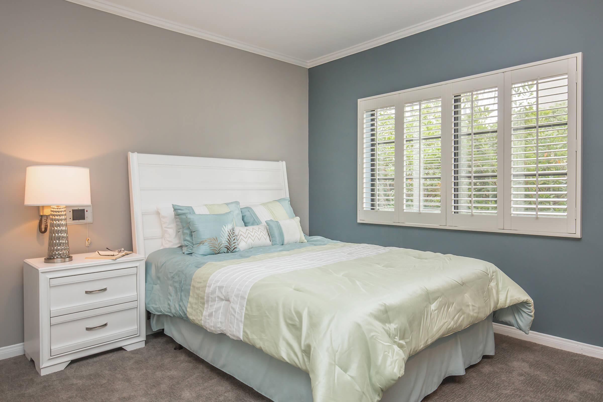 a bedroom with a bed in a hotel room
