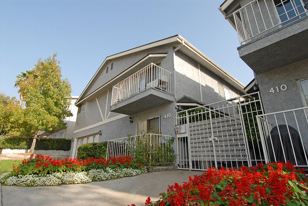 a garden in front of a building