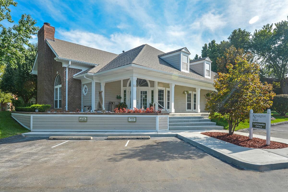 Kensington West Apartments in Ballwin, MO - Exterior 03.jpg