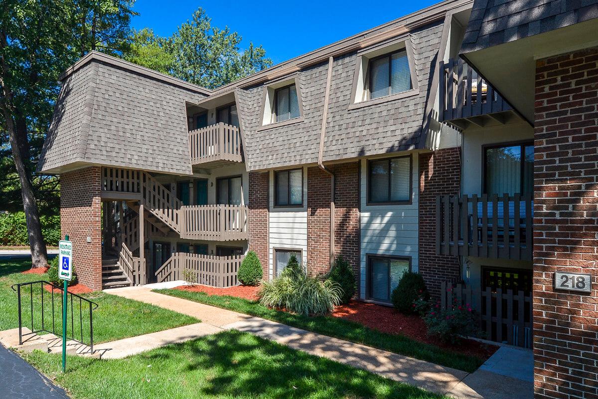 Kensington West Apartments in Ballwin, MO - Exterior 11.jpg