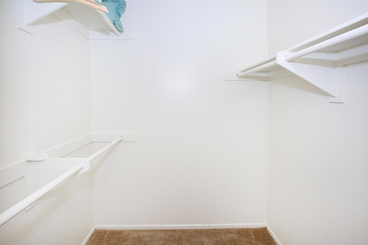 WALK-IN CLOSET