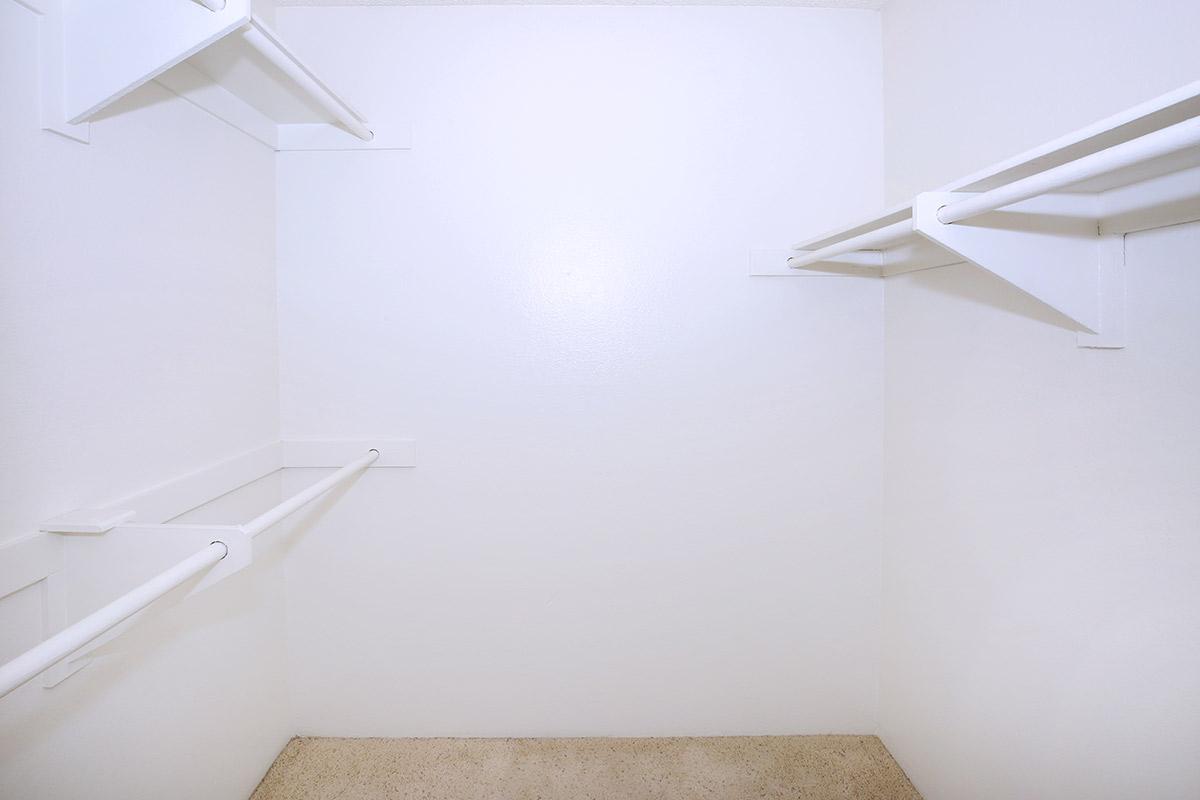 WALK-IN CLOSET