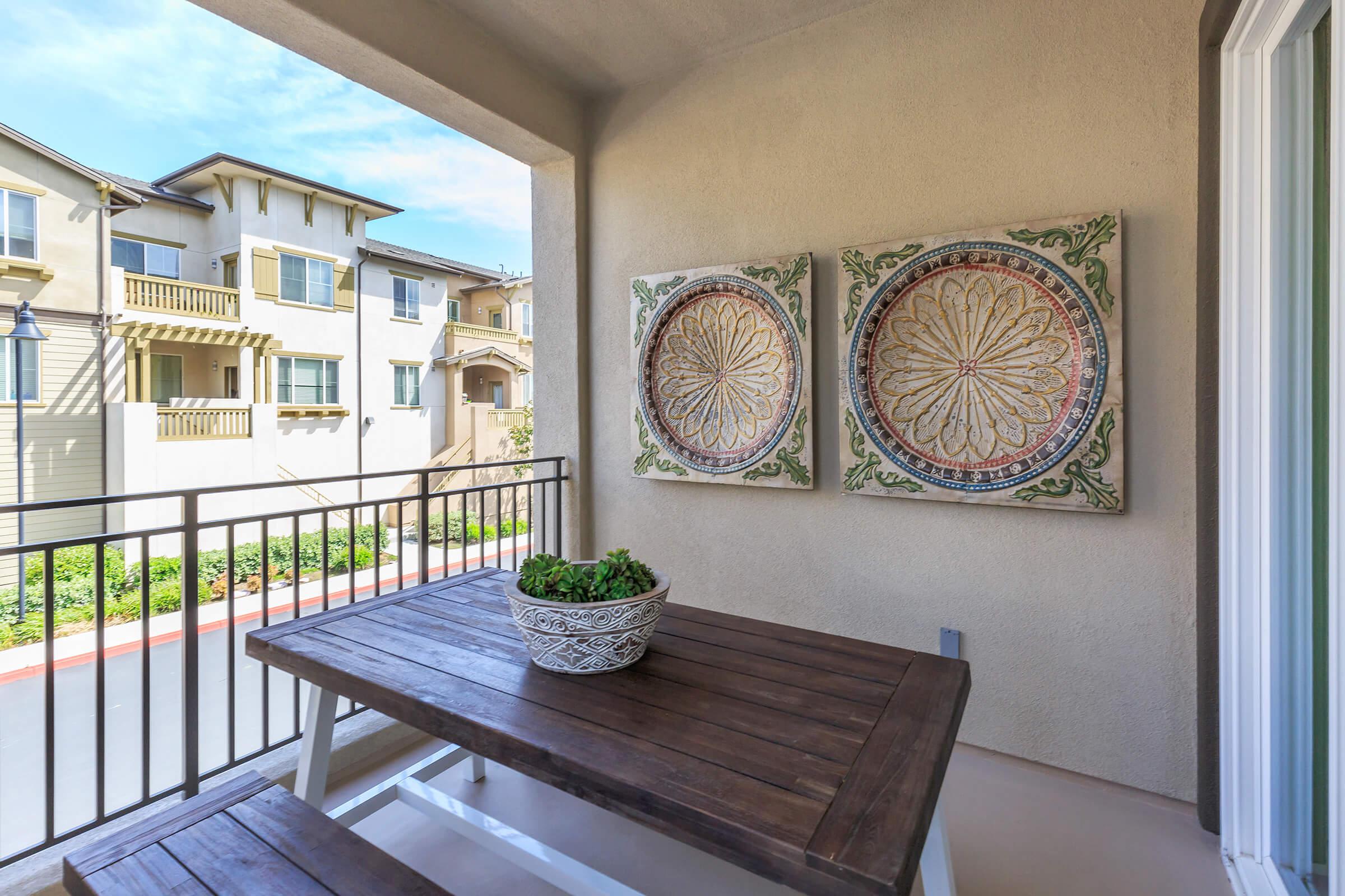 furnished patio with a picnic table