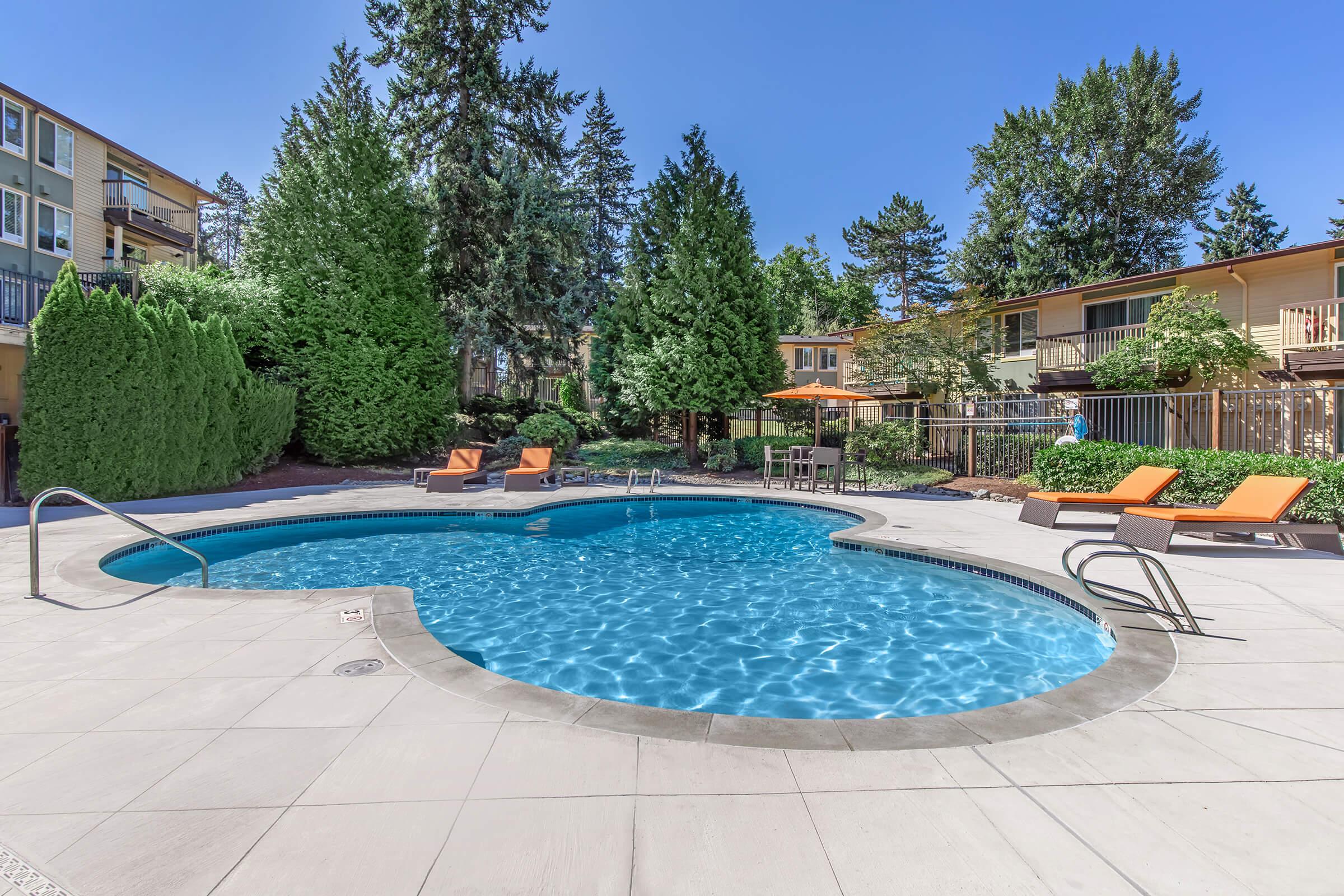 a group of lawn chairs sitting on top of a swimming pool