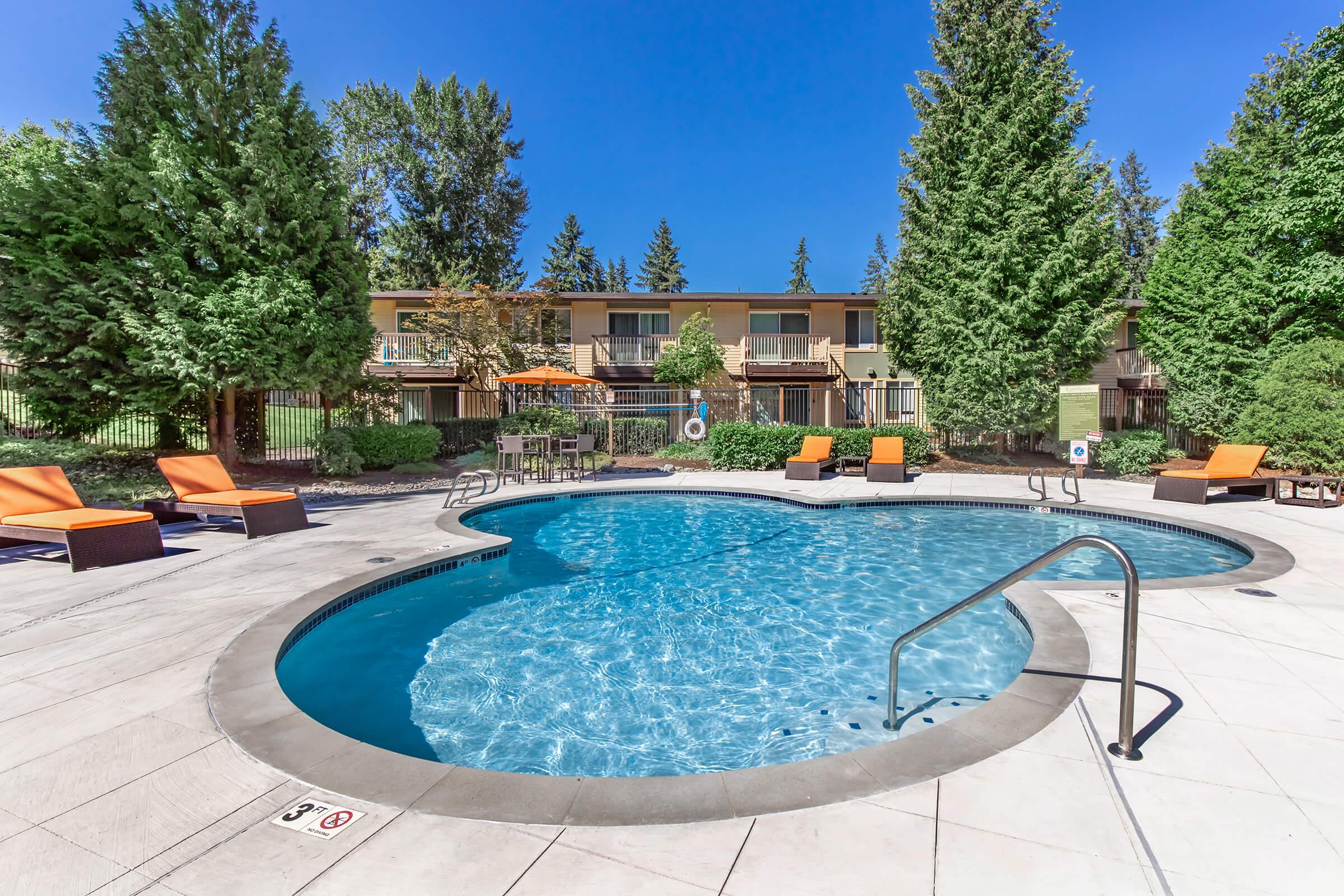 a group of lawn chairs sitting on top of a swimming pool