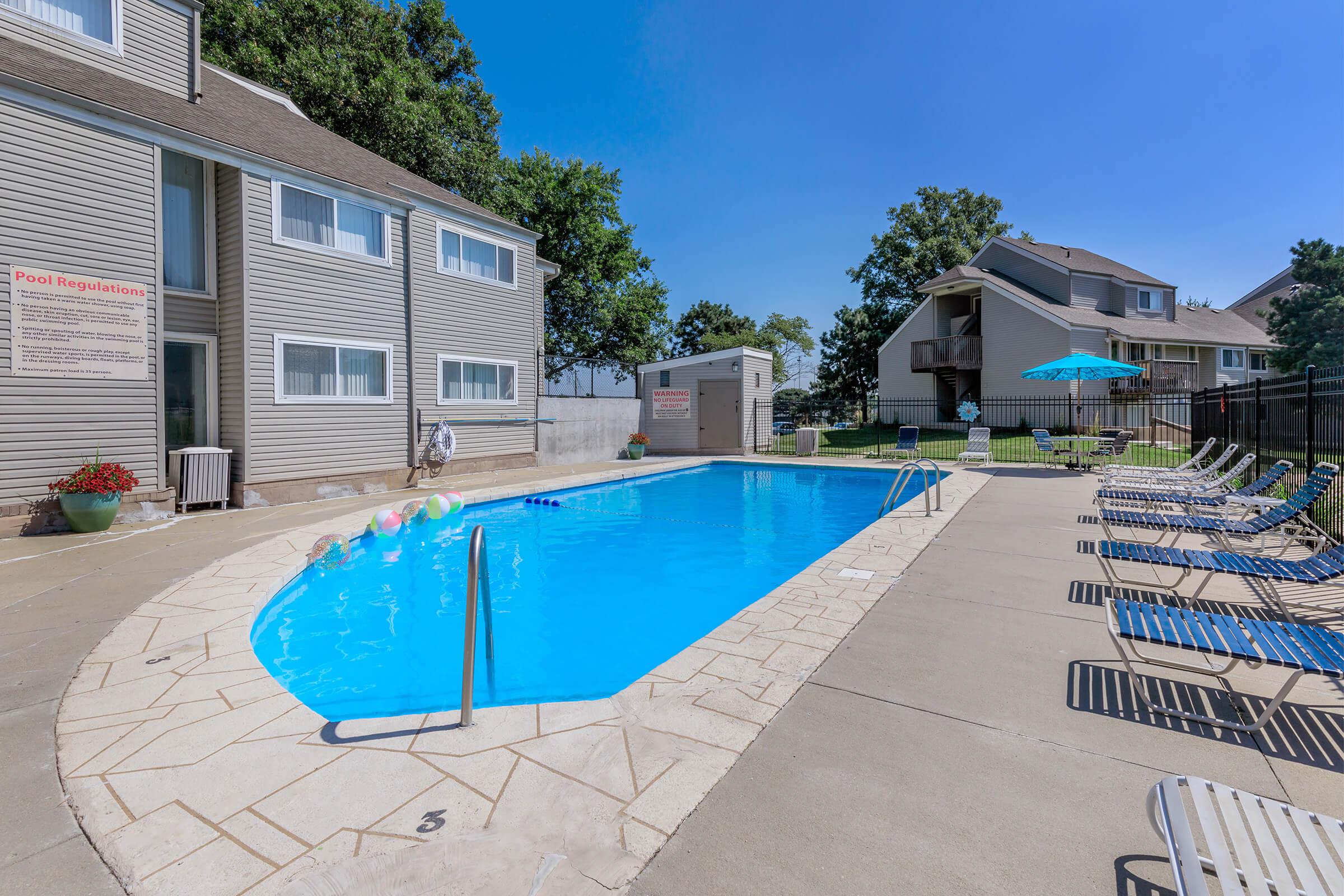 a pool outside of a building