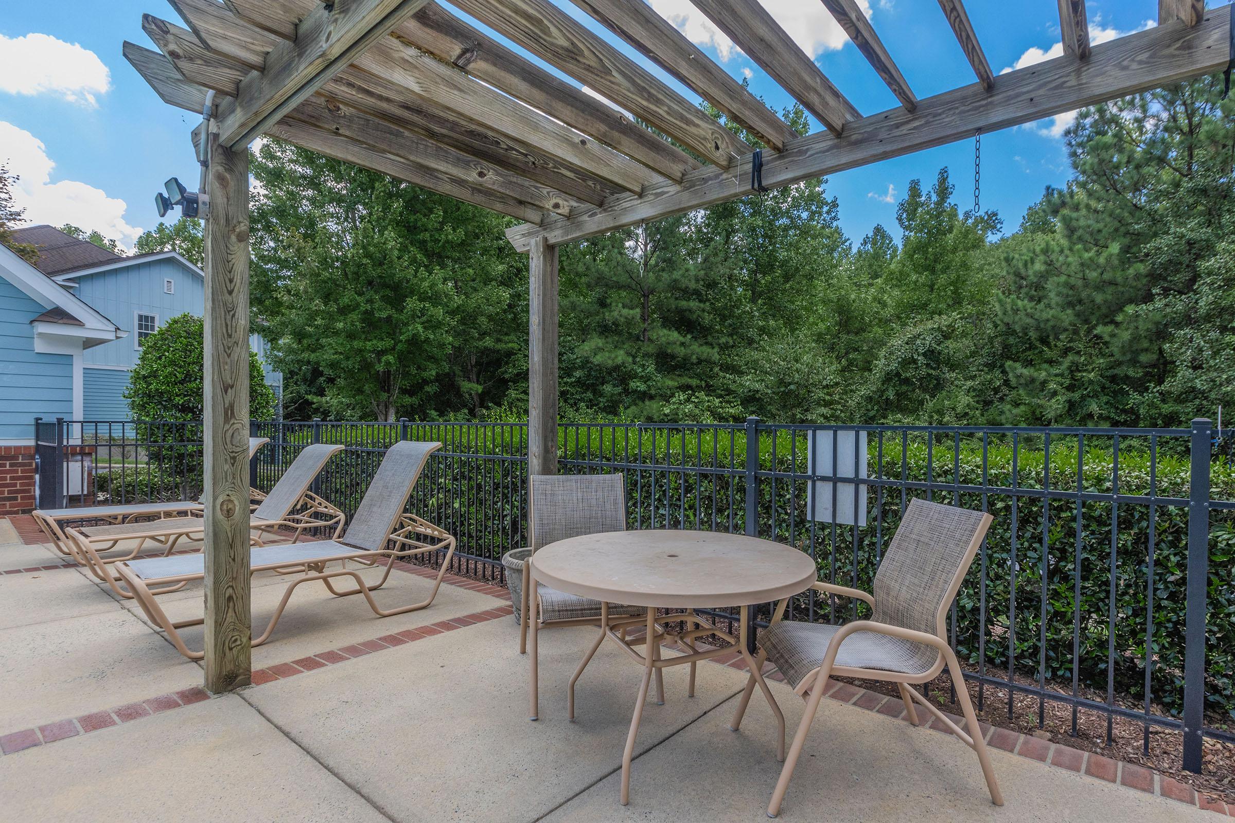 a group of lawn chairs sitting on top of a metal fence