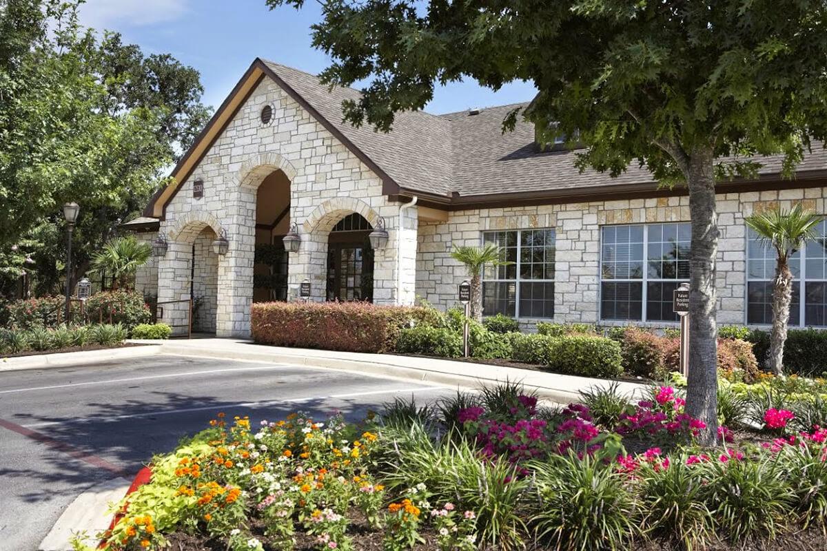 Boulder Creek Luxury Apartments in San Antonio, TX - Exterior 02-2.jpg