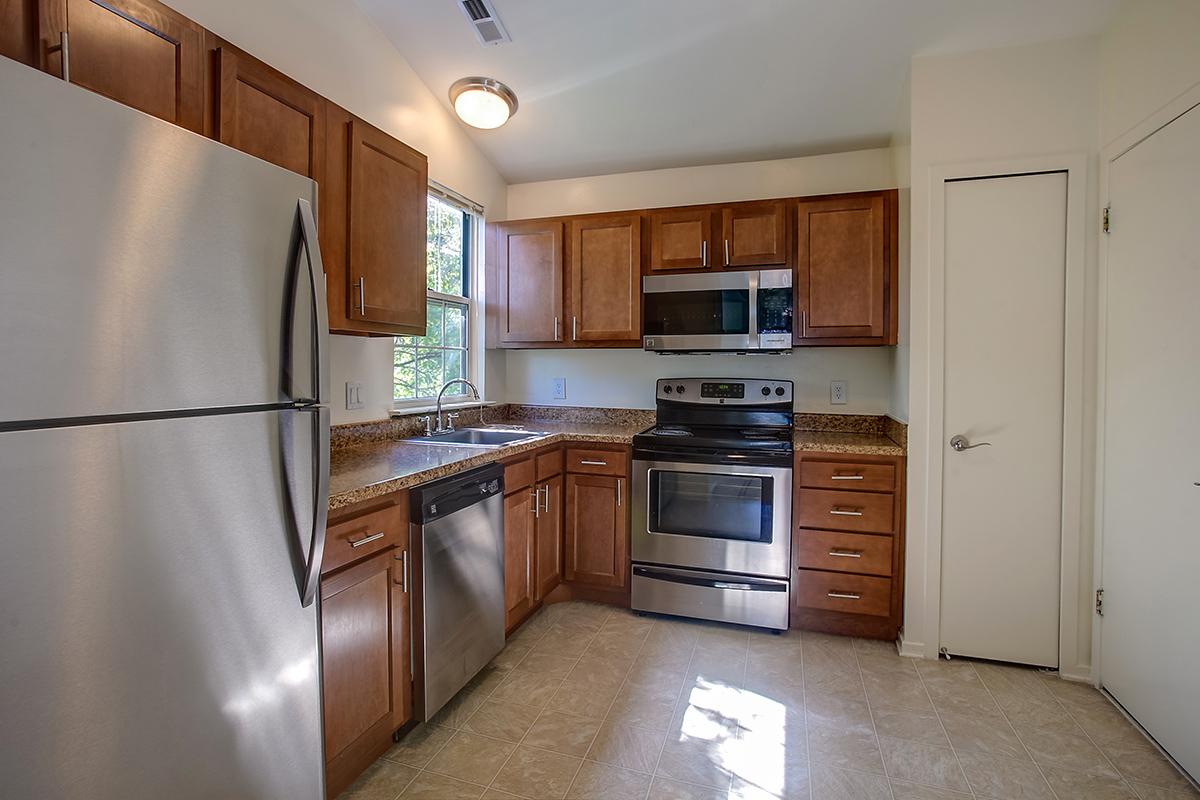 STAINLESS APPLIANCES IN KITCHEN