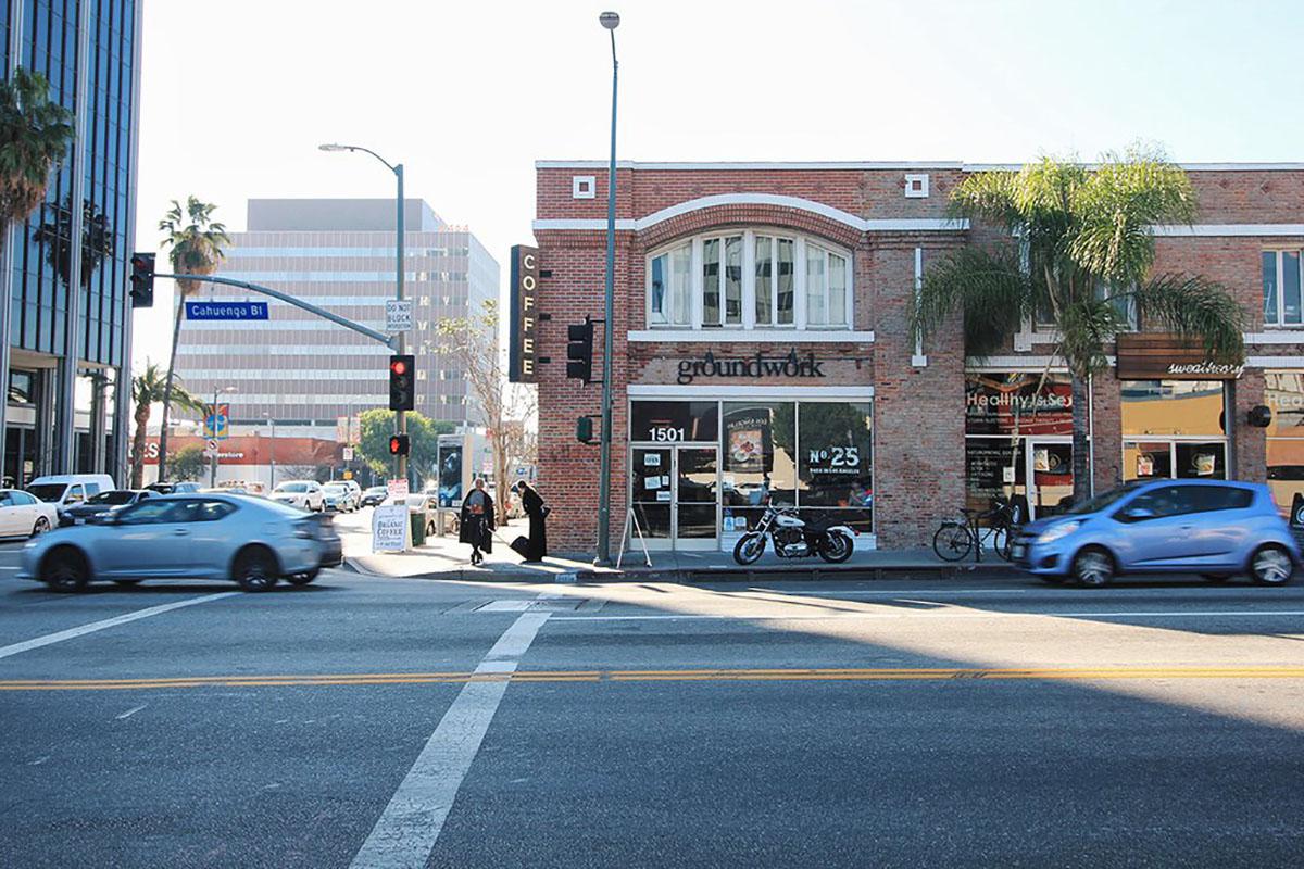 a car stopped at a traffic light on a city street