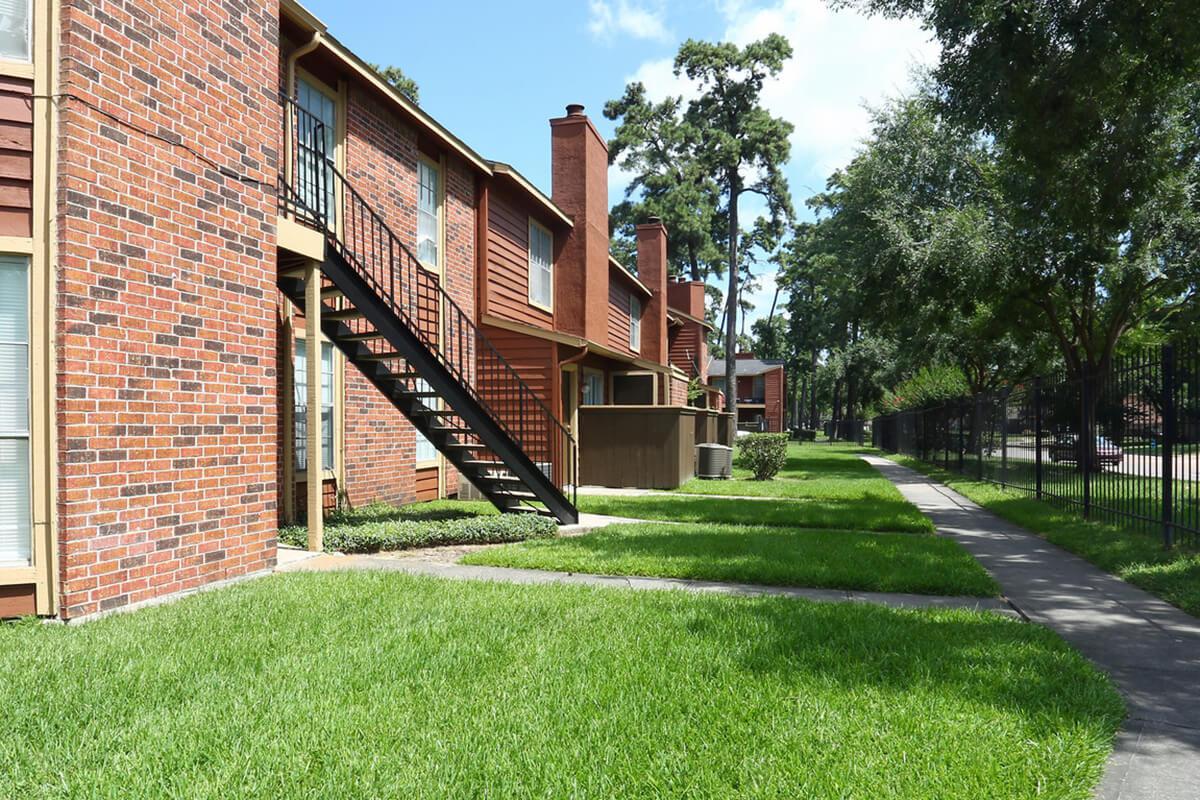 red-stone-vista-apartments-houston-tx-building 6.jpg