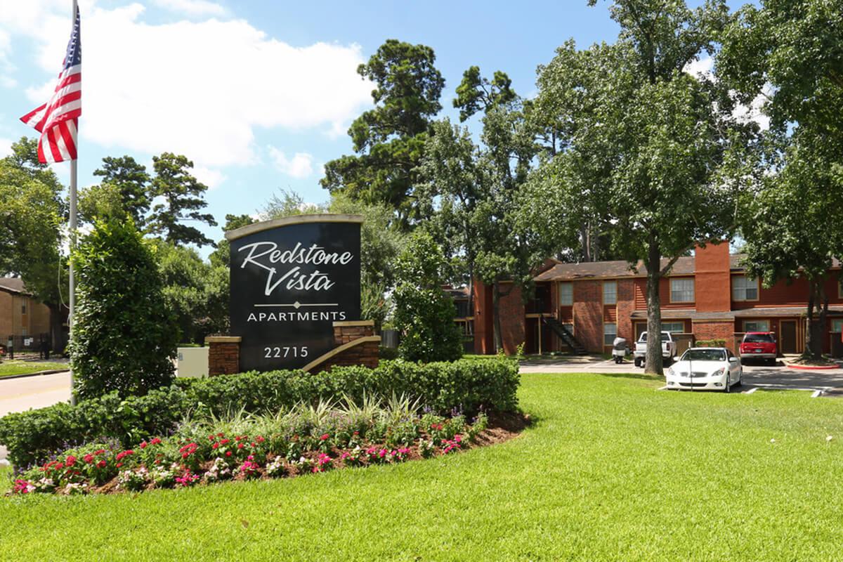 red-stone-vista-apartments-houston-tx-building-photo 17.jpg