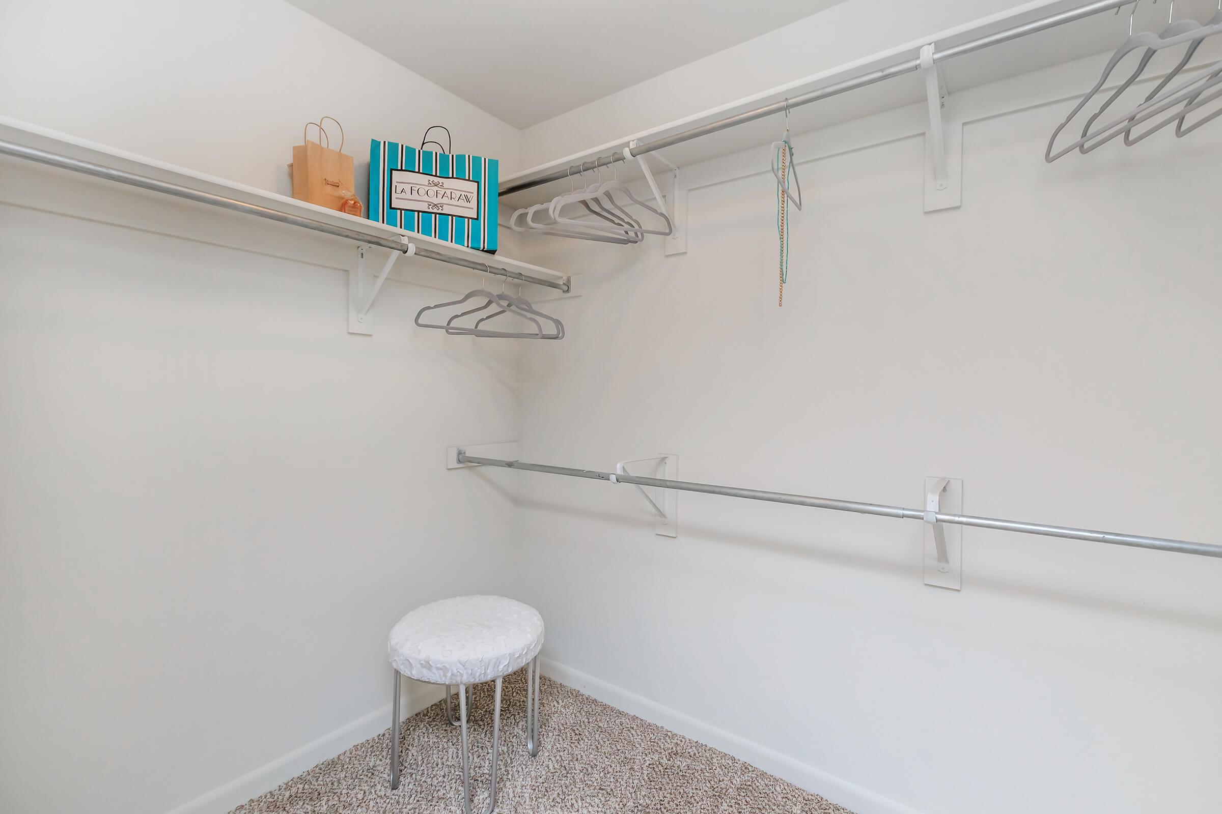 WALK-IN CLOSET