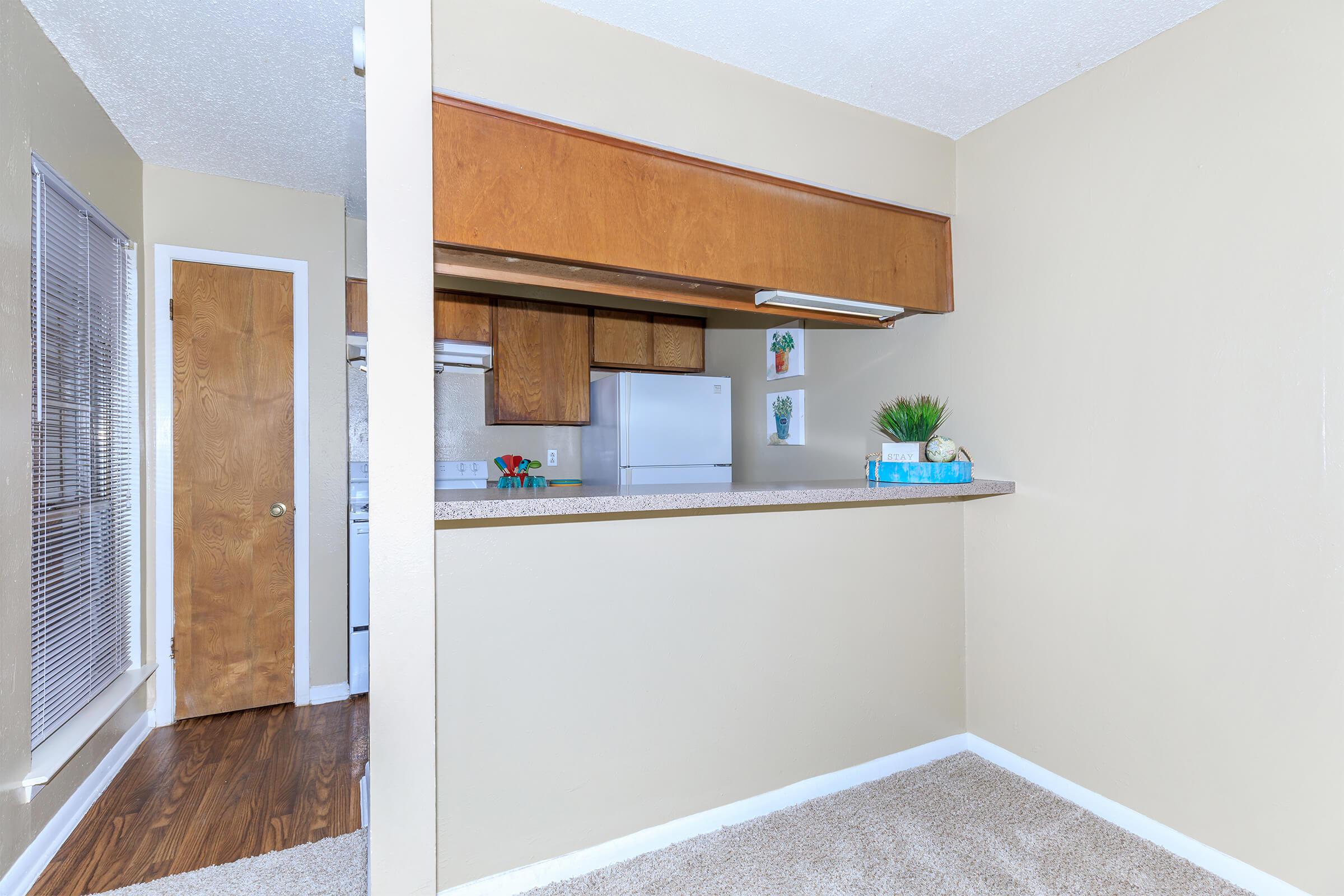 WELL-EQUIPPED KITCHEN WITH PANTRY