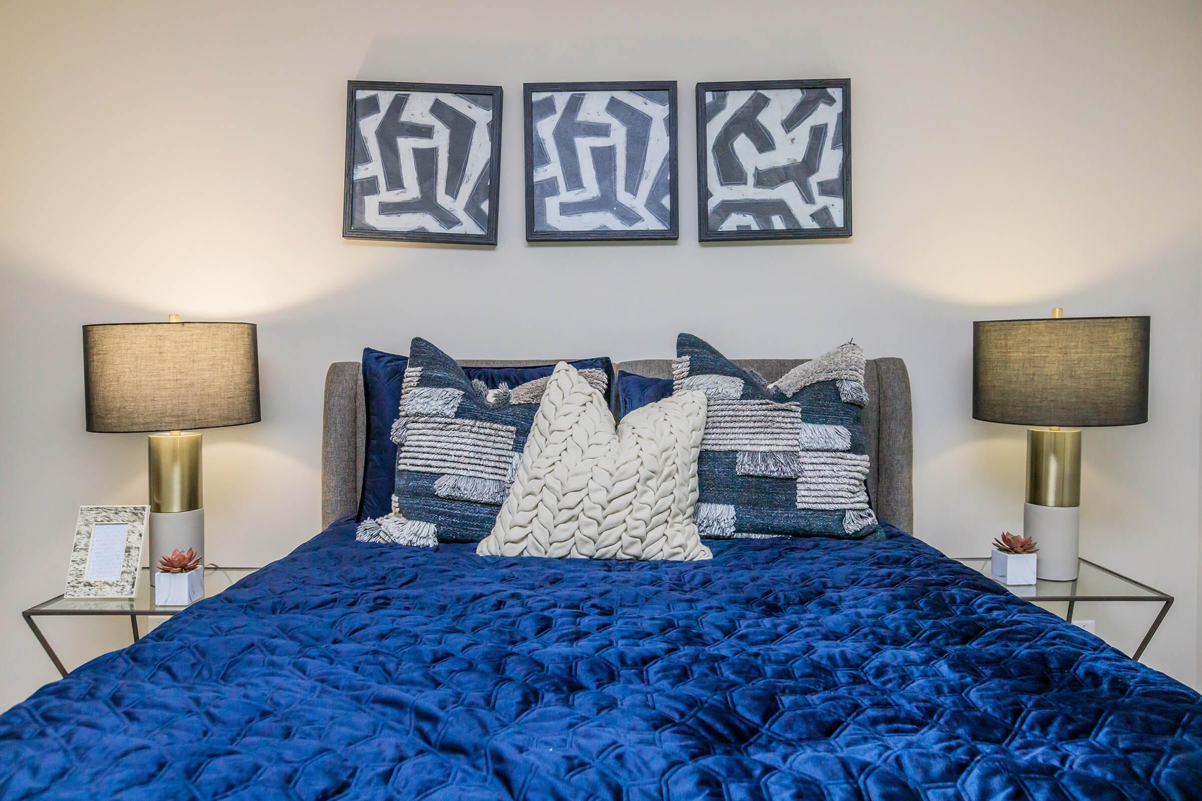 a bedroom with a bed in a hotel room