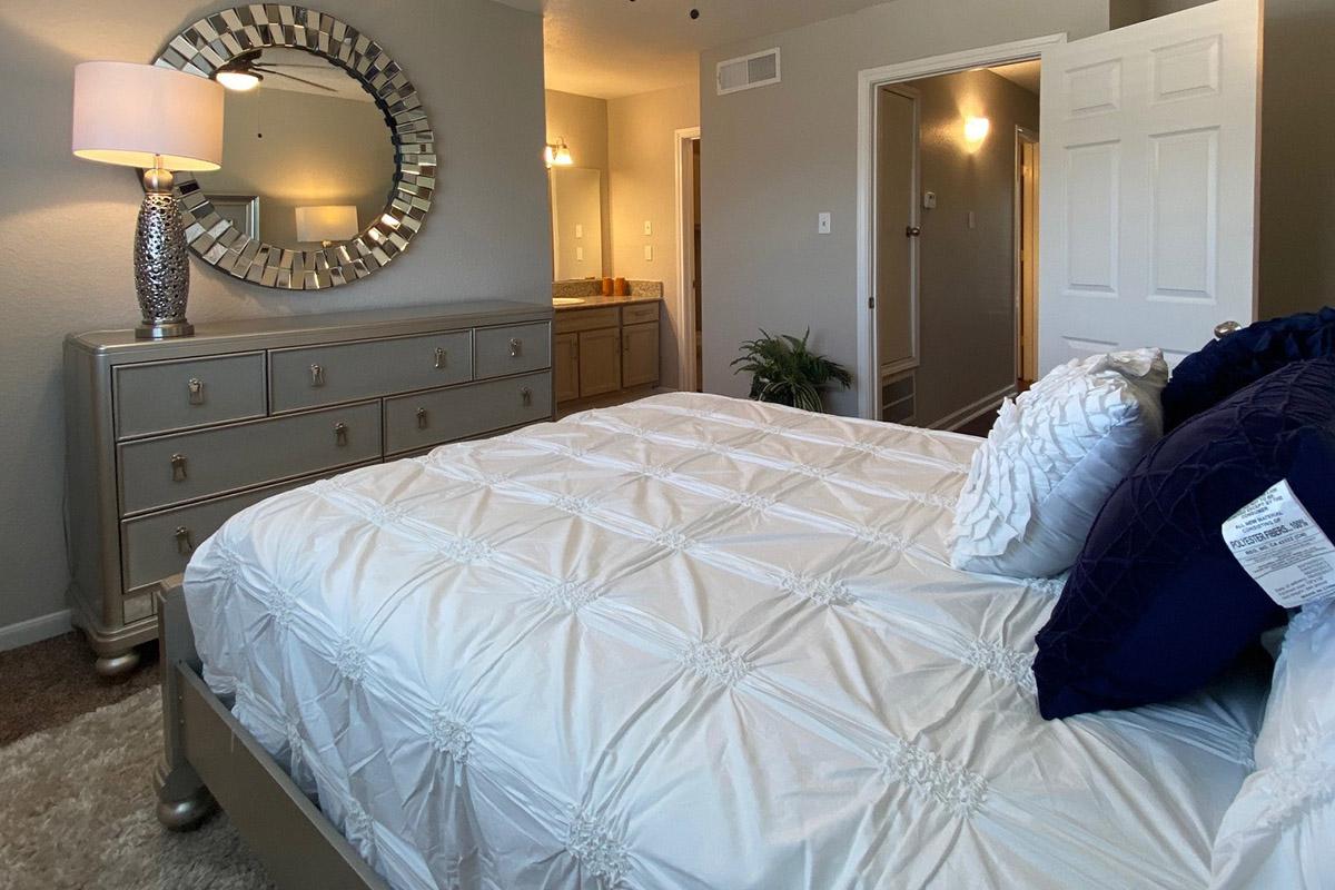 a bedroom with a bed in a hotel room
