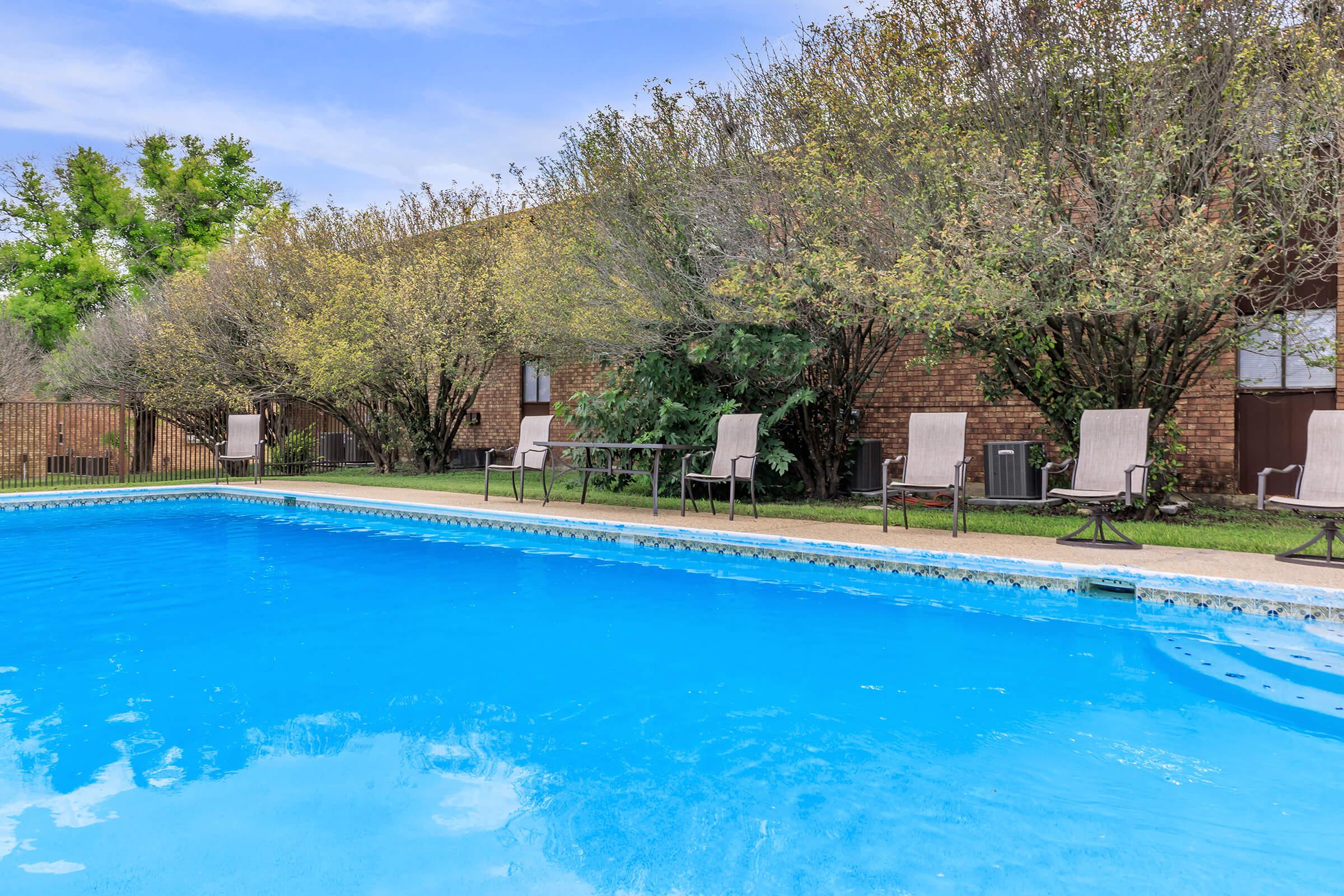 MAKE WAVES IN THE SPARKLING POOL