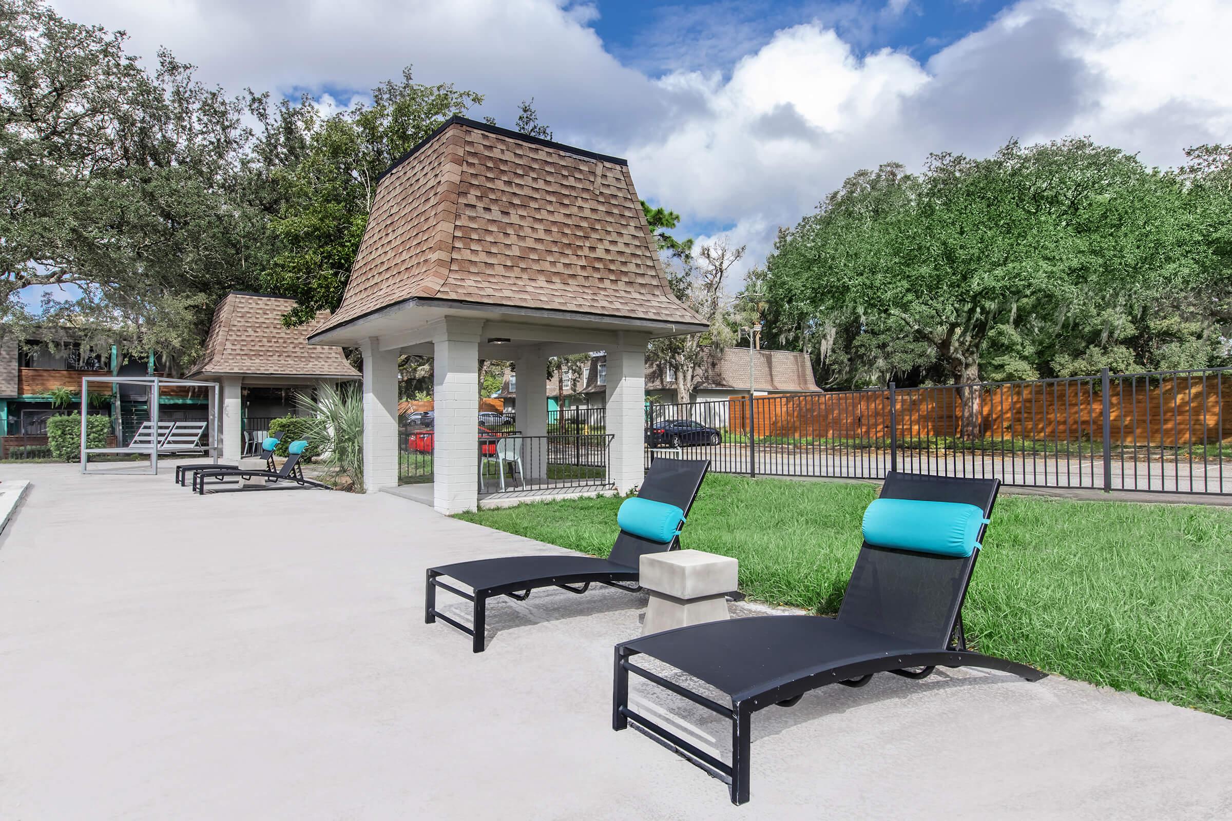 a group of lawn chairs sitting on top of a building