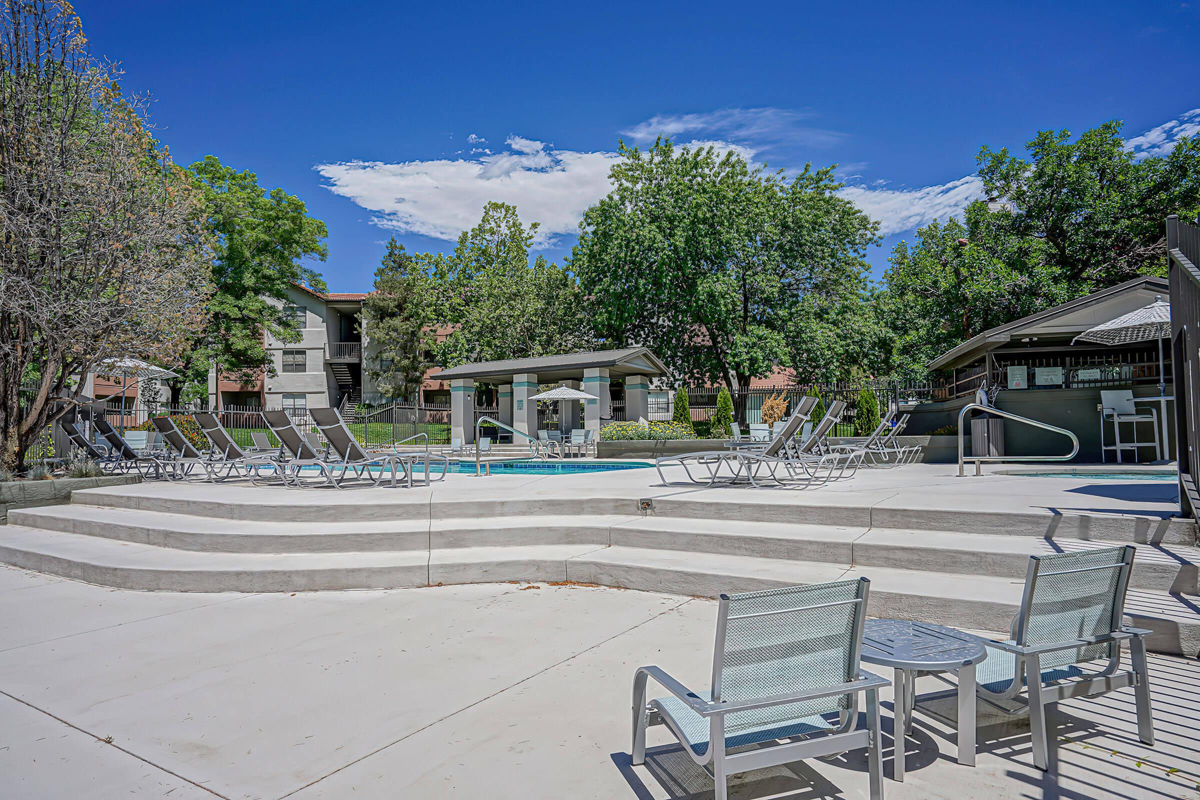 Sparkling Pool and Lounge with Free Wifi - The Overlook Apartments - Albuquerque - New Mexico 