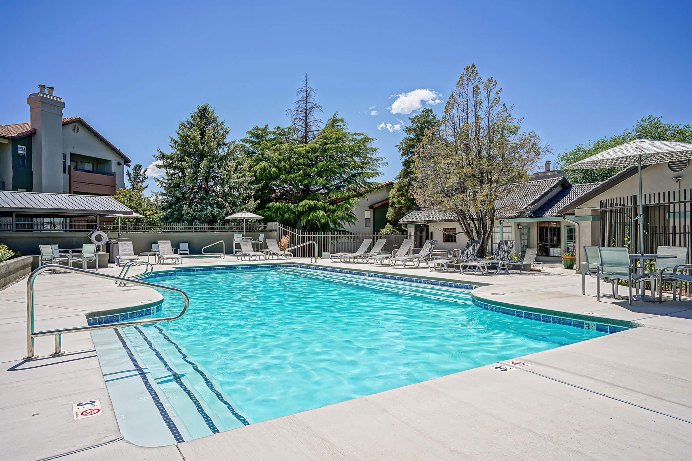 Sparkling Pool and Lounge with Free Wifi - The Overlook Apartments - Albuquerque - New Mexico 