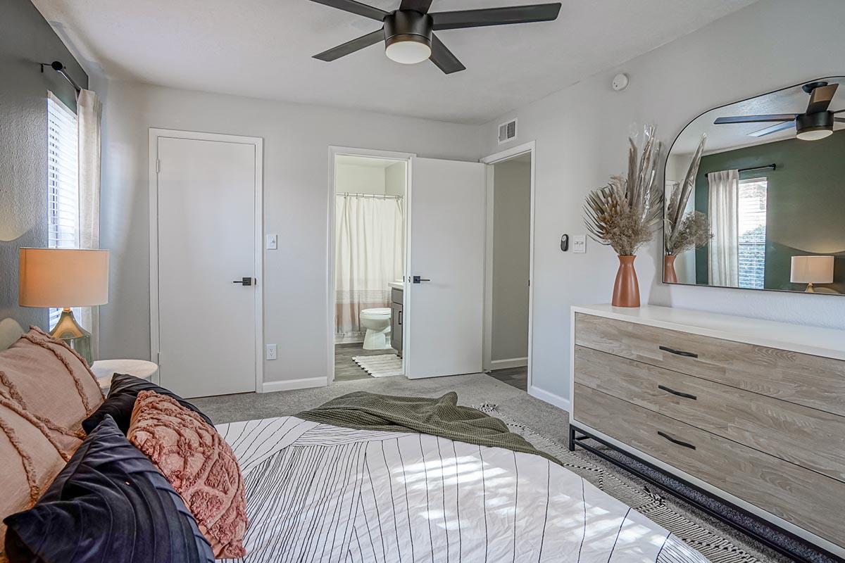 Large Bedroom with En-Suite Bathroom - The Overlook Apartments - Albaqurque - New Mexico  