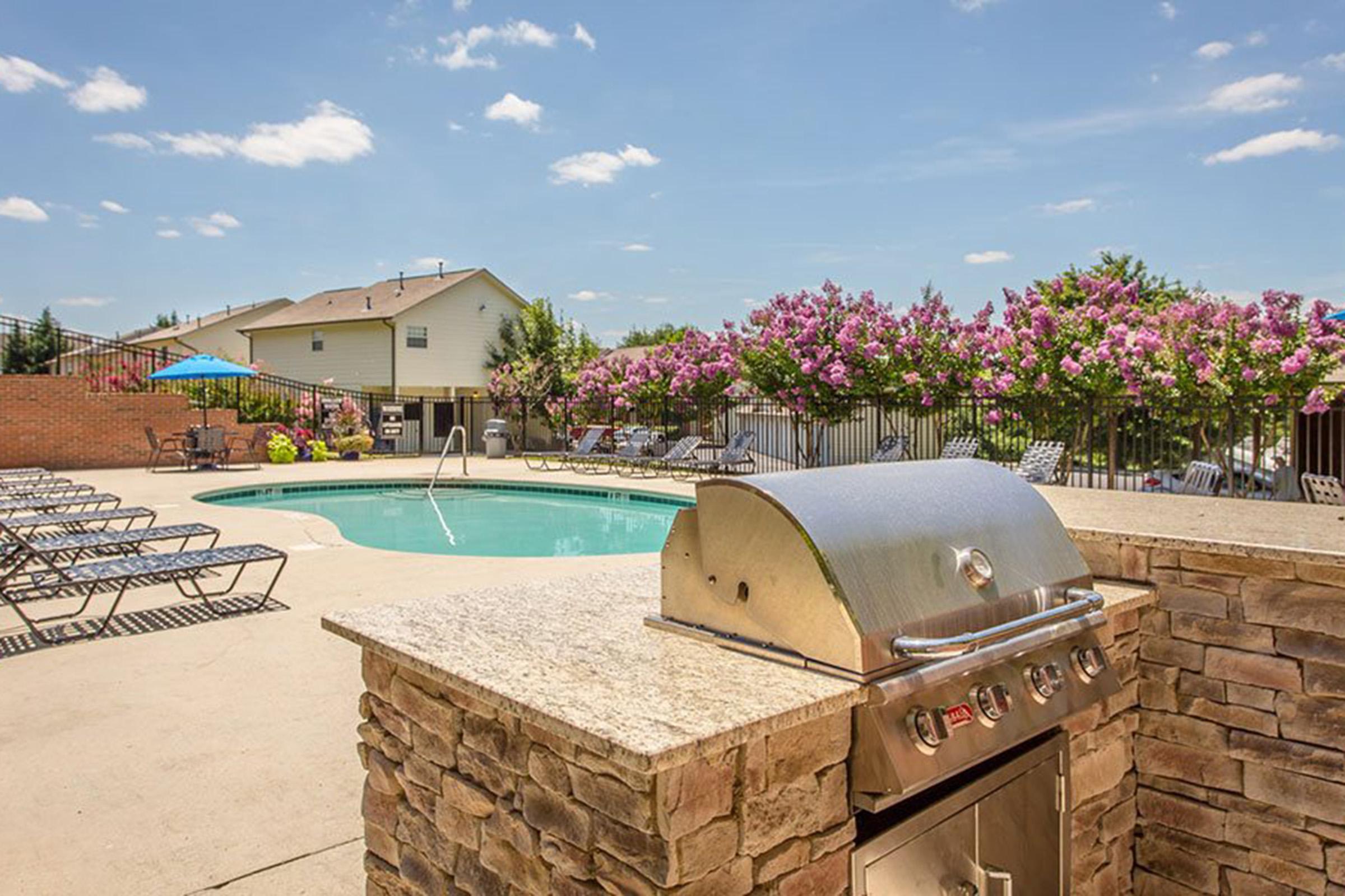 Outdoor Kitchen at Bluff View at Northside Apartments