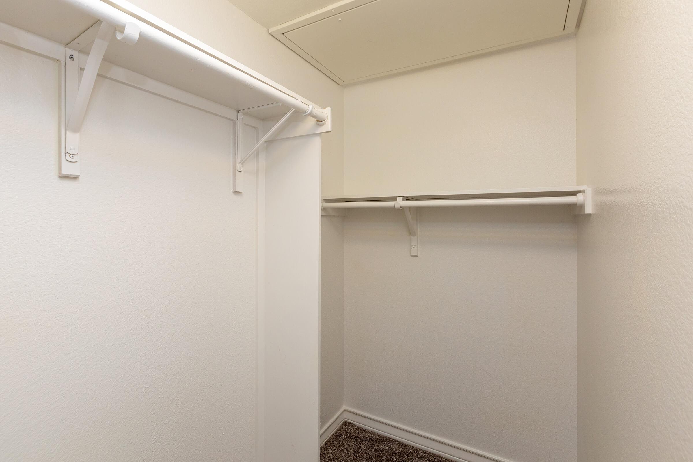 WALK-IN CLOSET