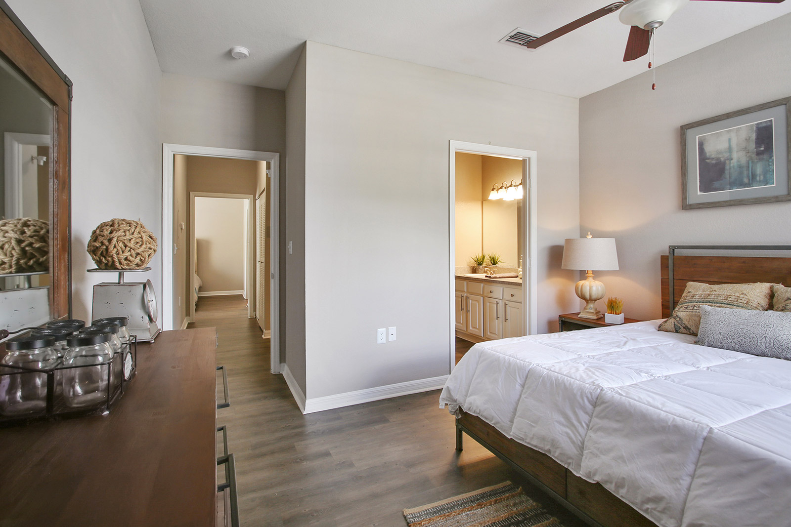 ROOMY BEDROOM IN SAVANNAH, GEORGIA