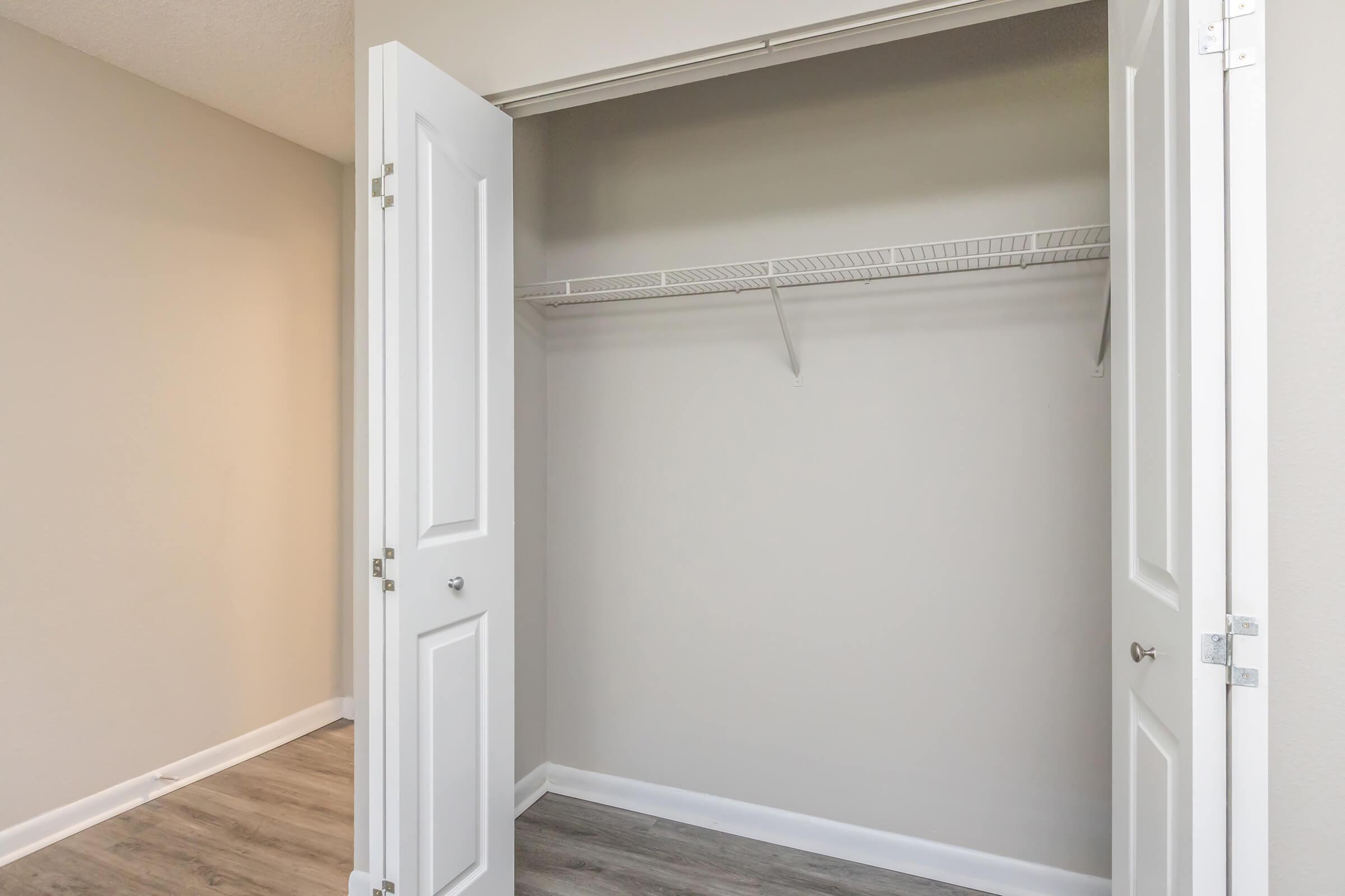 LARGE WALK-IN CLOSET