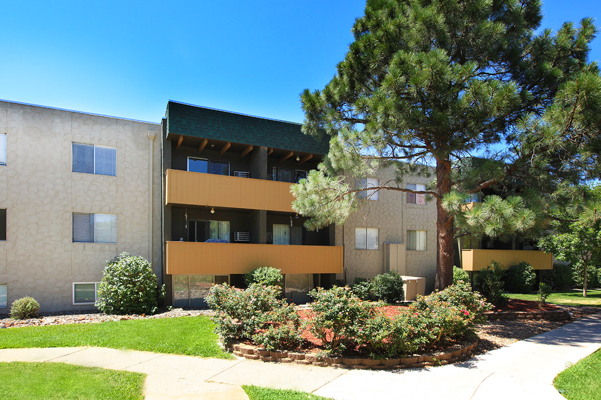 a garden in front of a building