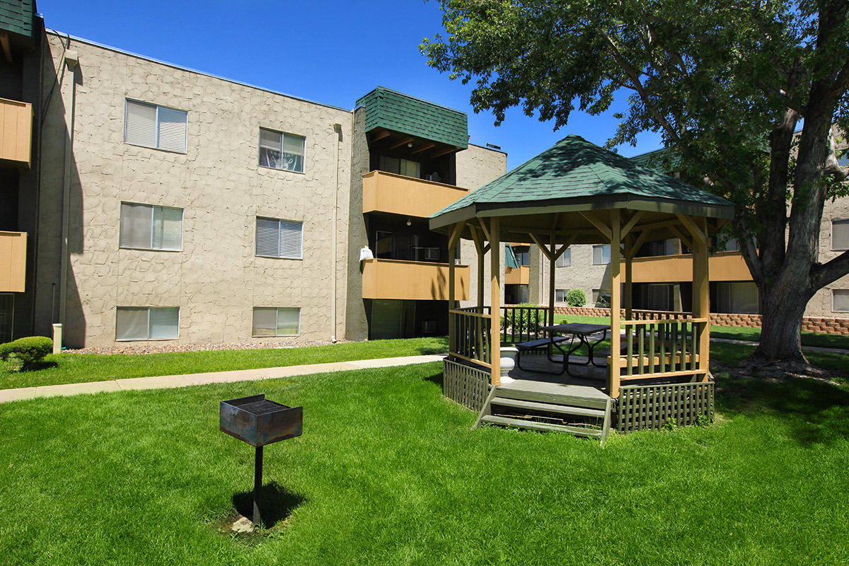 a group of lawn chairs sitting on top of a building