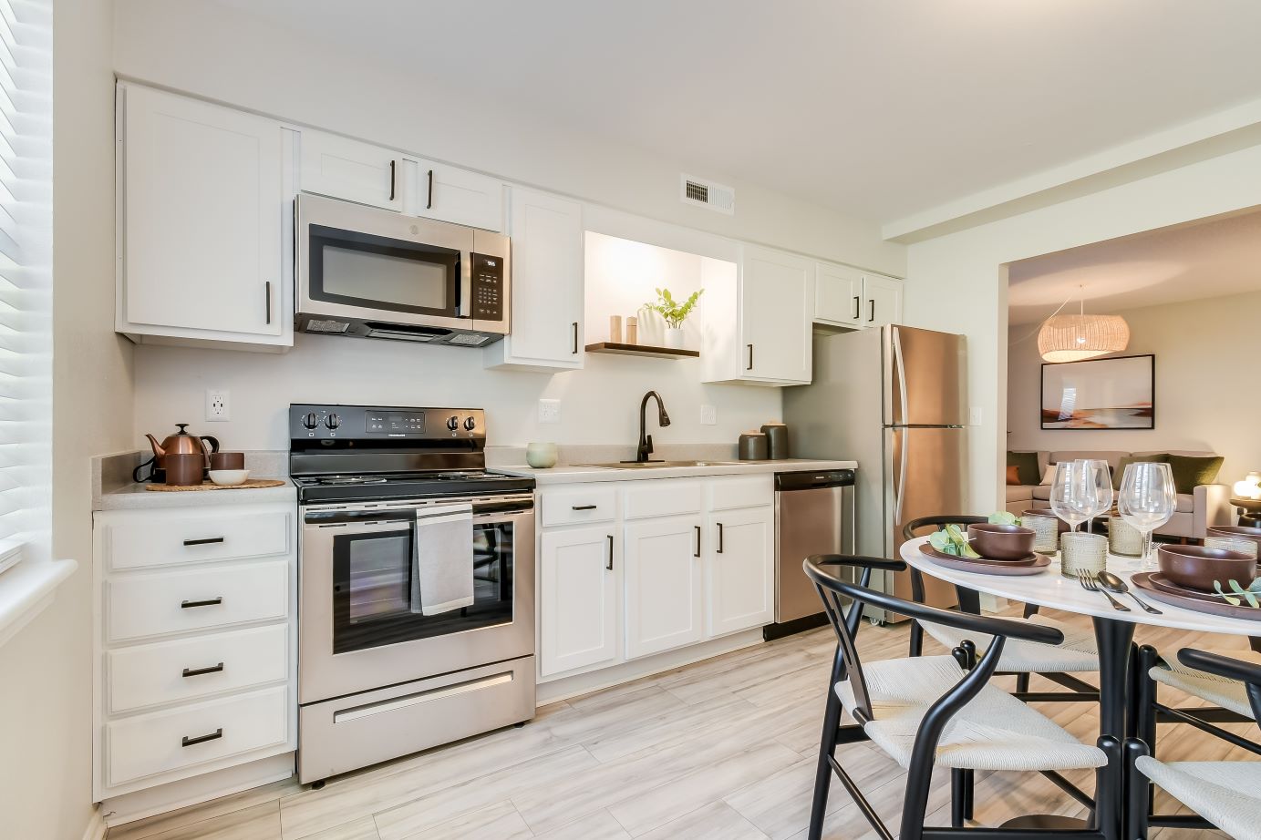 A kitchen with a table and chairs at The Arbor Apartments in Blue Springs, MO