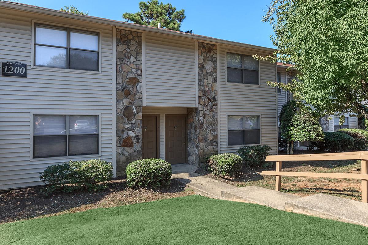 Exteriors with stone column decor Laurel Ridge Apartments in Chattanooga, Tennessee