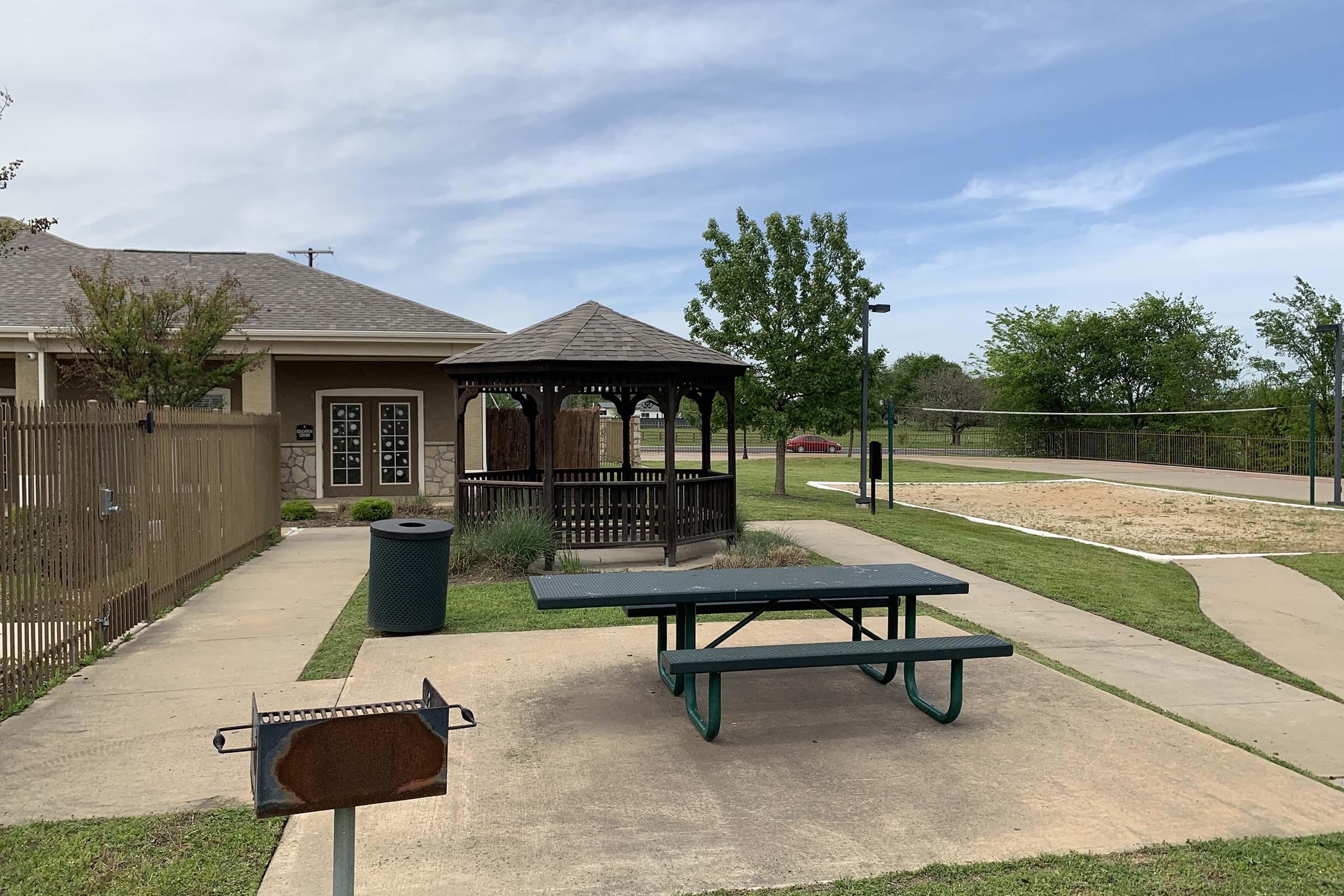 an empty park bench next to a building