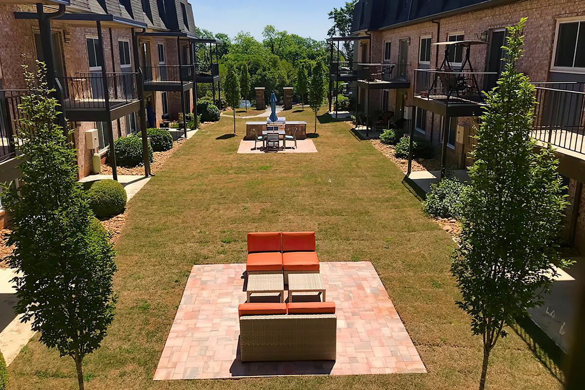 a group of lawn chairs sitting on top of a building