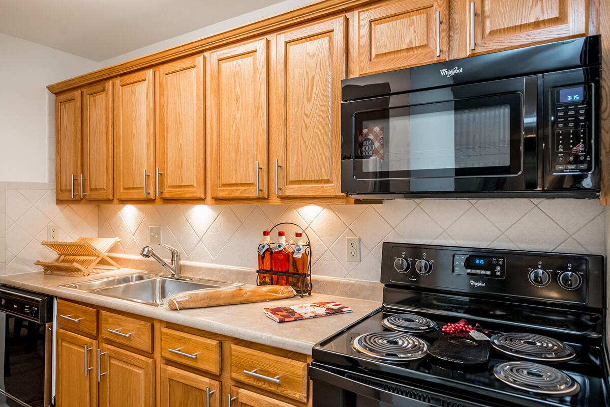 Whispering Hills Apartments in Creve Coeur, MO - Interior 08-2.jpg