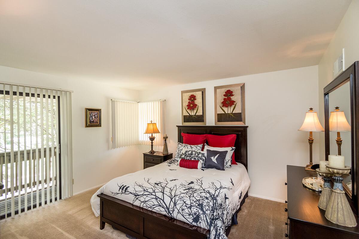 Whispering Hills Apartments in Creve Coeur, MO - Interior 10.jpg